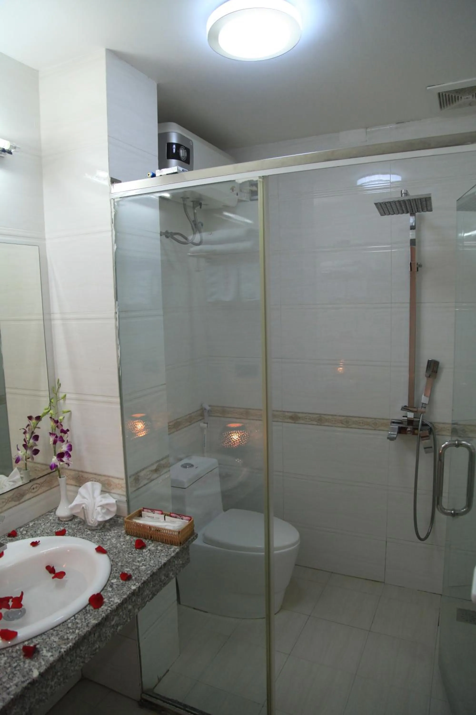 Shower in Paradis Hotel