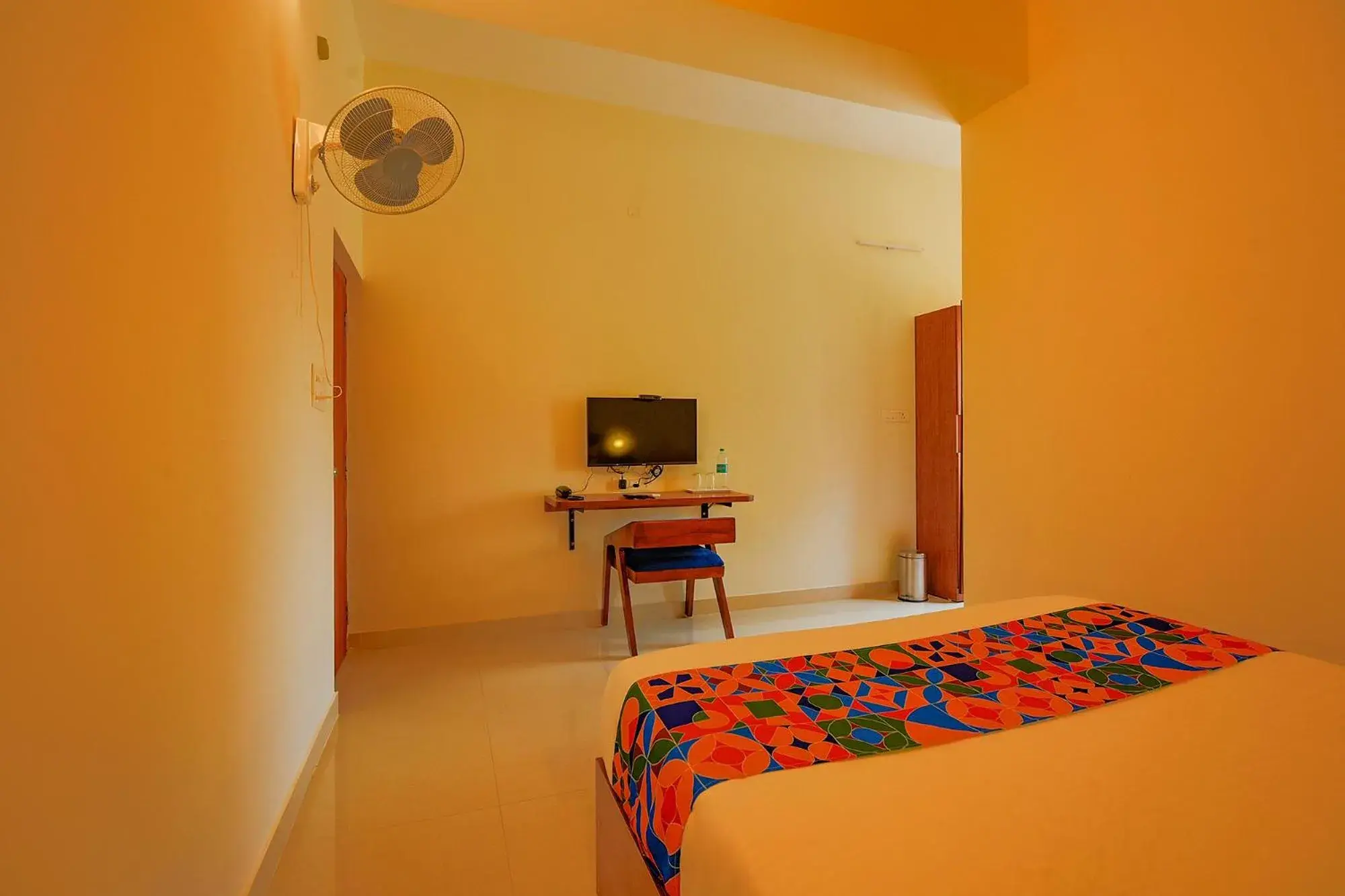 TV and multimedia, Bed in FabHotel GR Lake View - BTM Layout TV and multimedia, Bed in FabHotel GR Lake View - BTM Layout