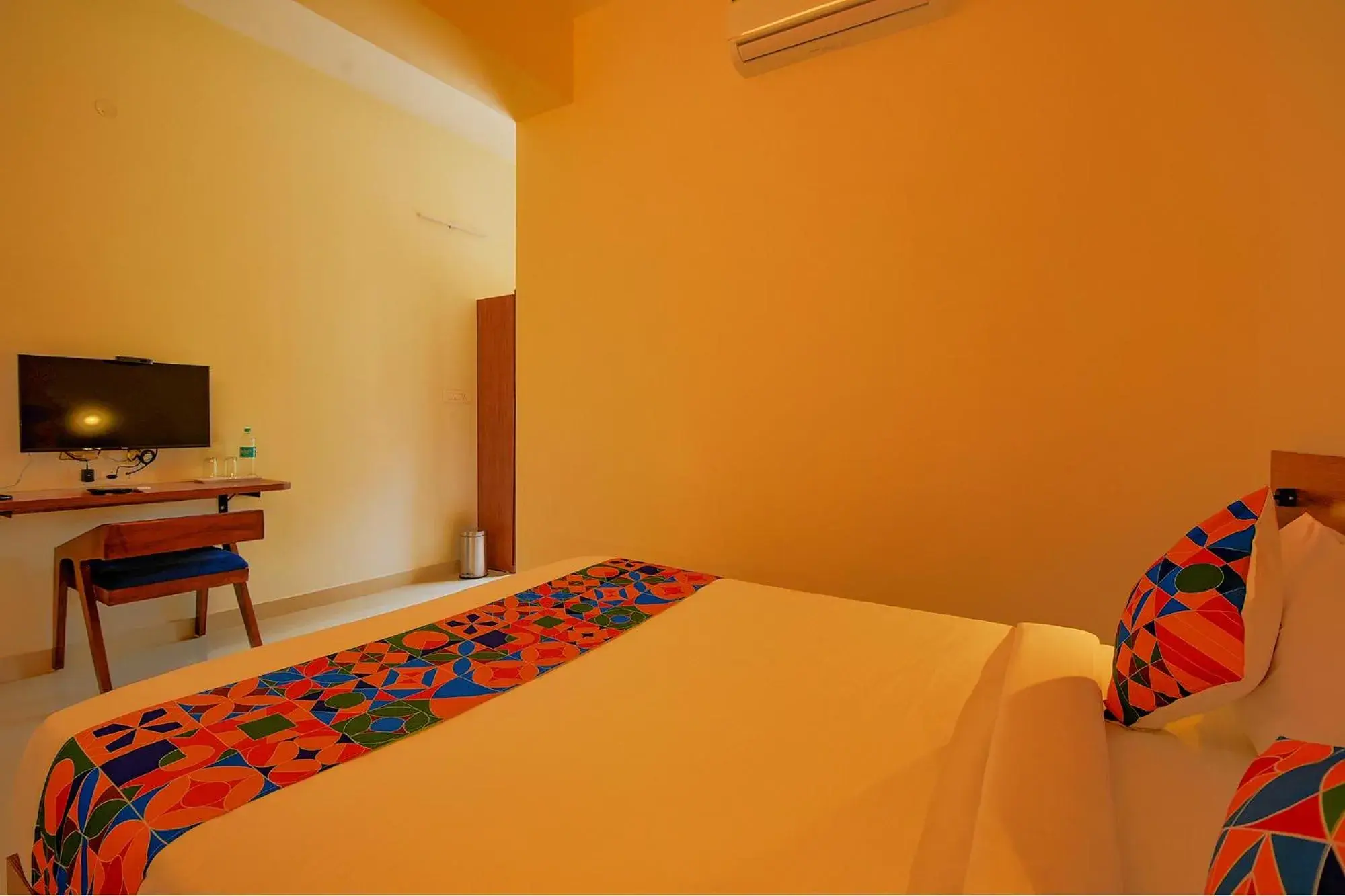 TV and multimedia, Bed in FabHotel GR Lake View - BTM Layout TV and multimedia, Bed in FabHotel GR Lake View - BTM Layout