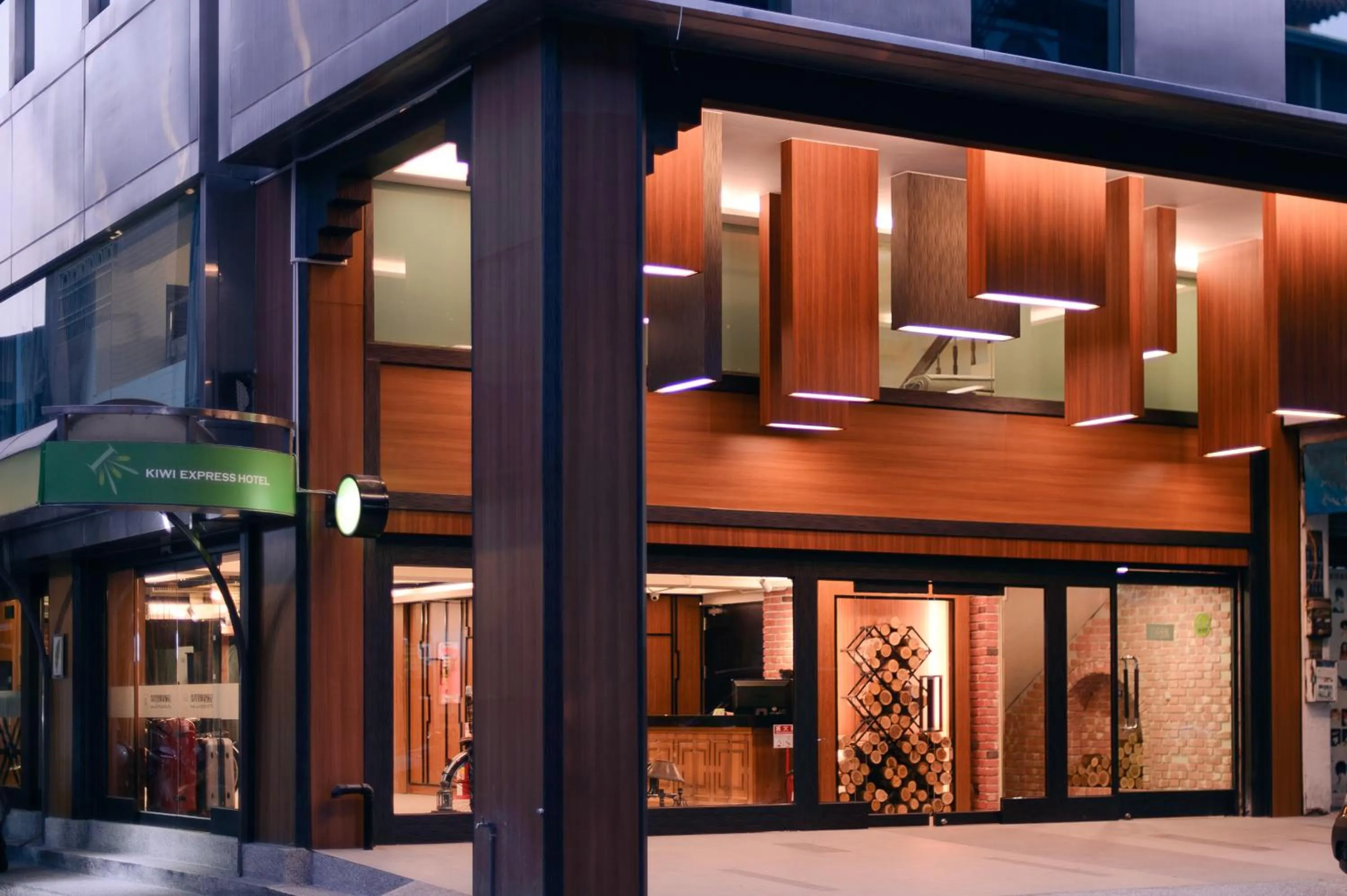 Facade/entrance in Kiwi Express Hotel - Chenggong Rd