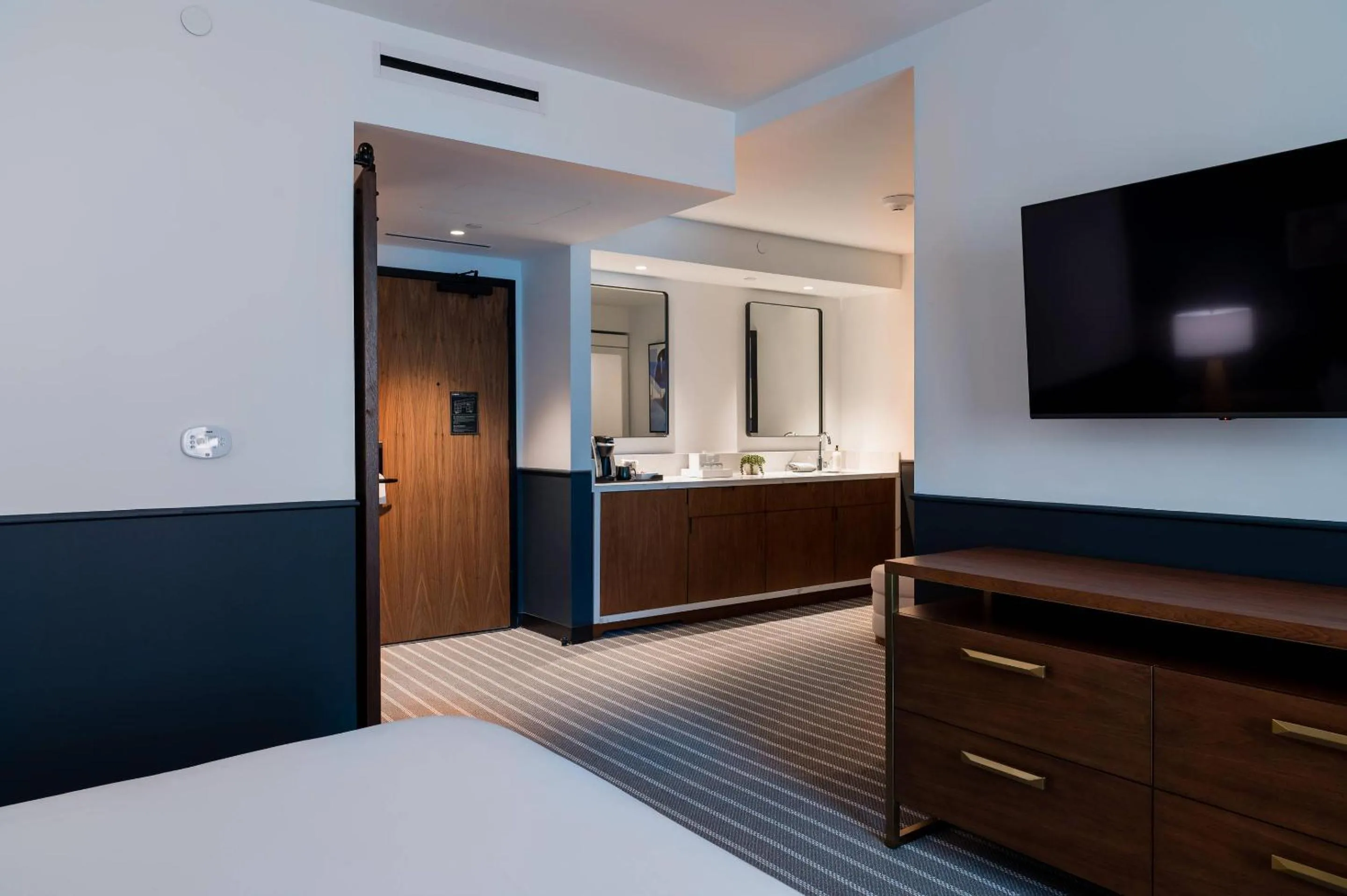 Bedroom, Bed in Cambria Hotel Boston Somerville