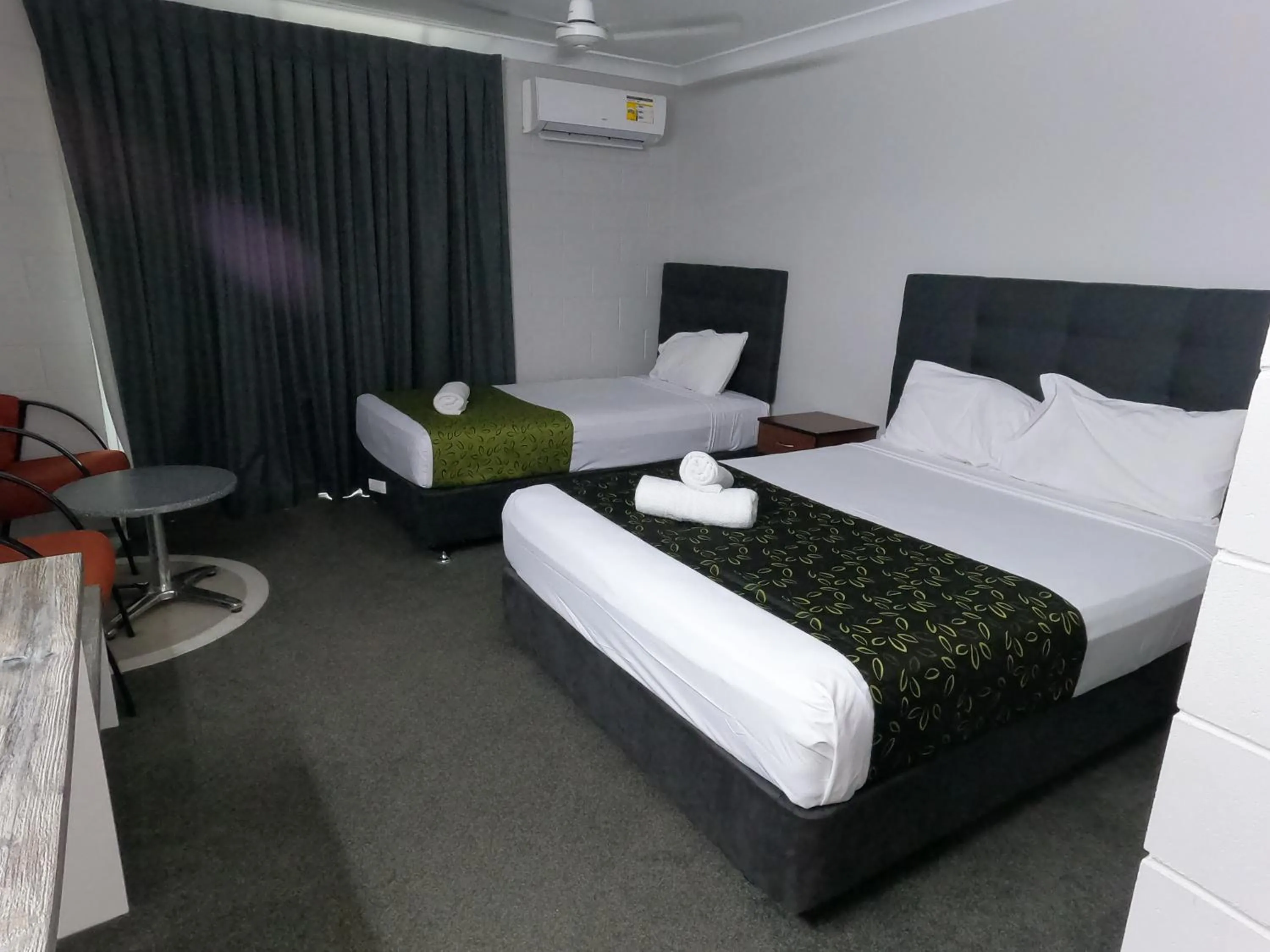 Bedroom, Bed in Monte Carlo Motor Inn