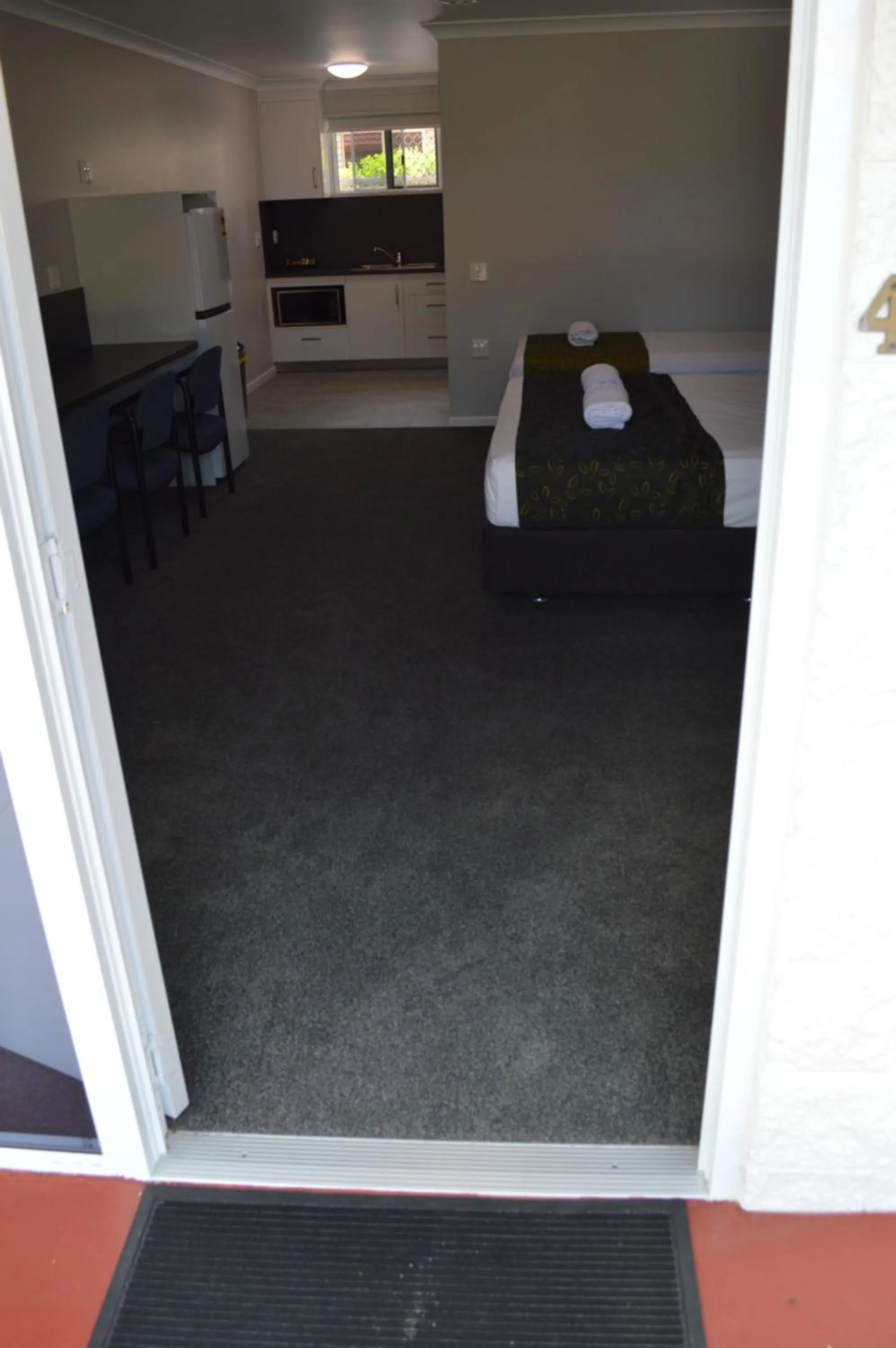 Facade/entrance, Bed in Monte Carlo Motor Inn