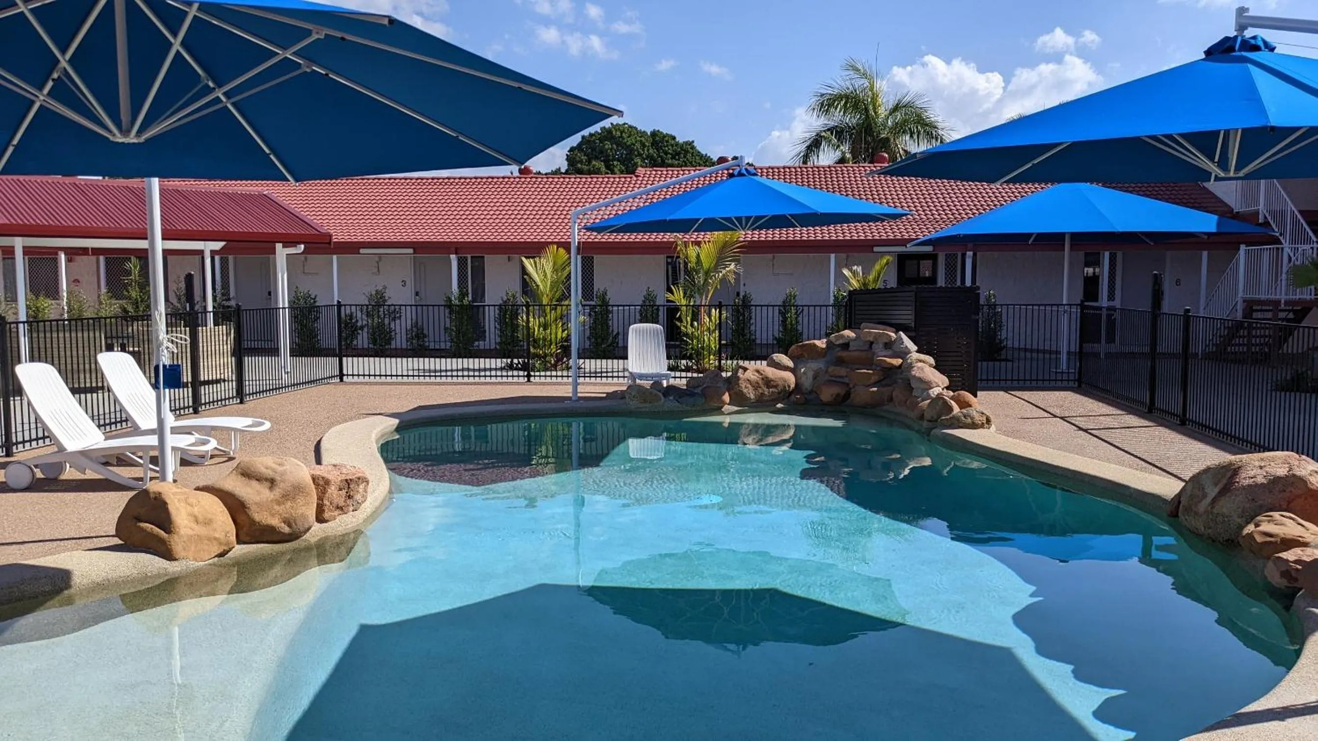 Swimming pool in Monte Carlo Motor Inn