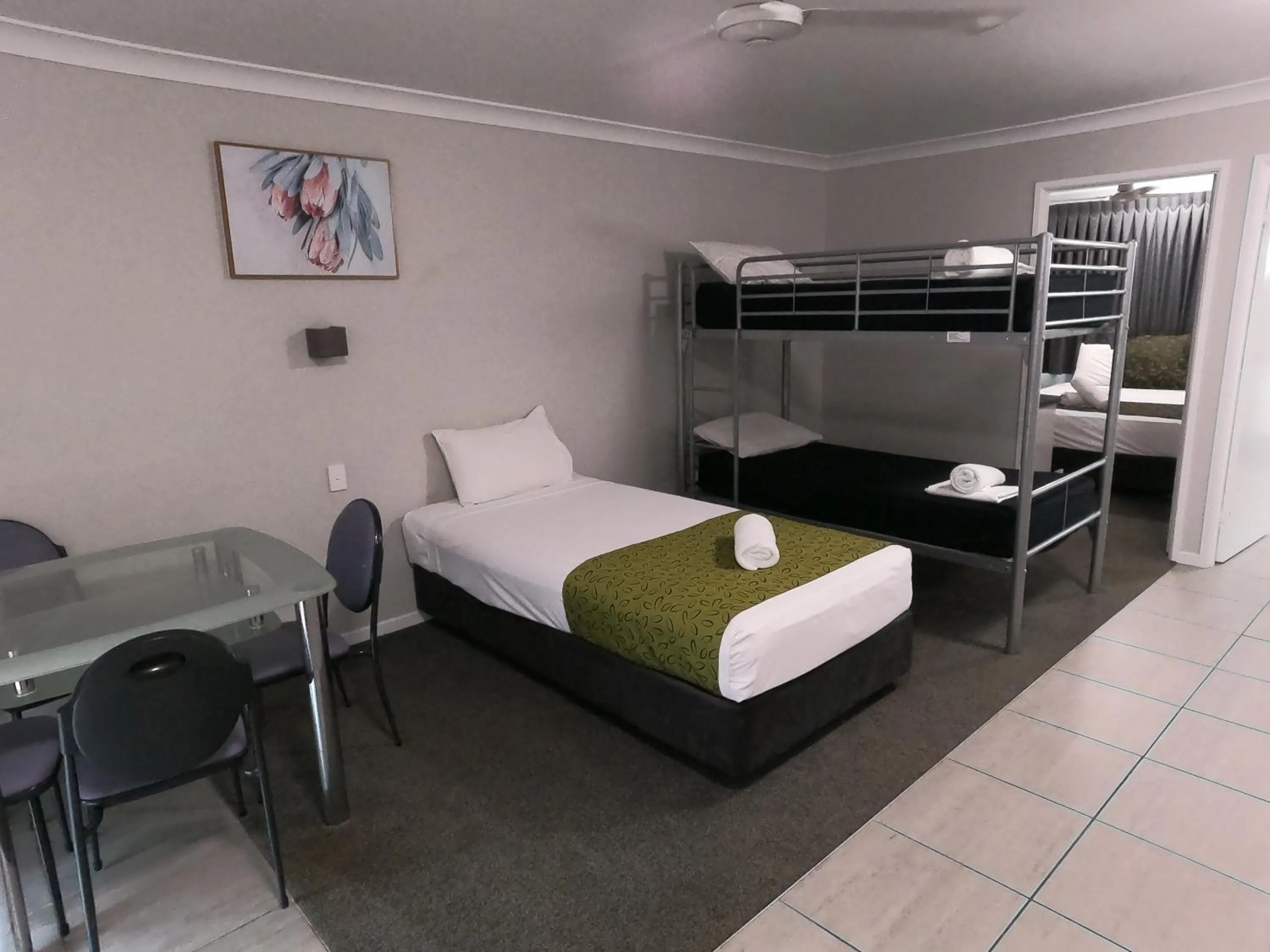 Living room, Bed in Monte Carlo Motor Inn