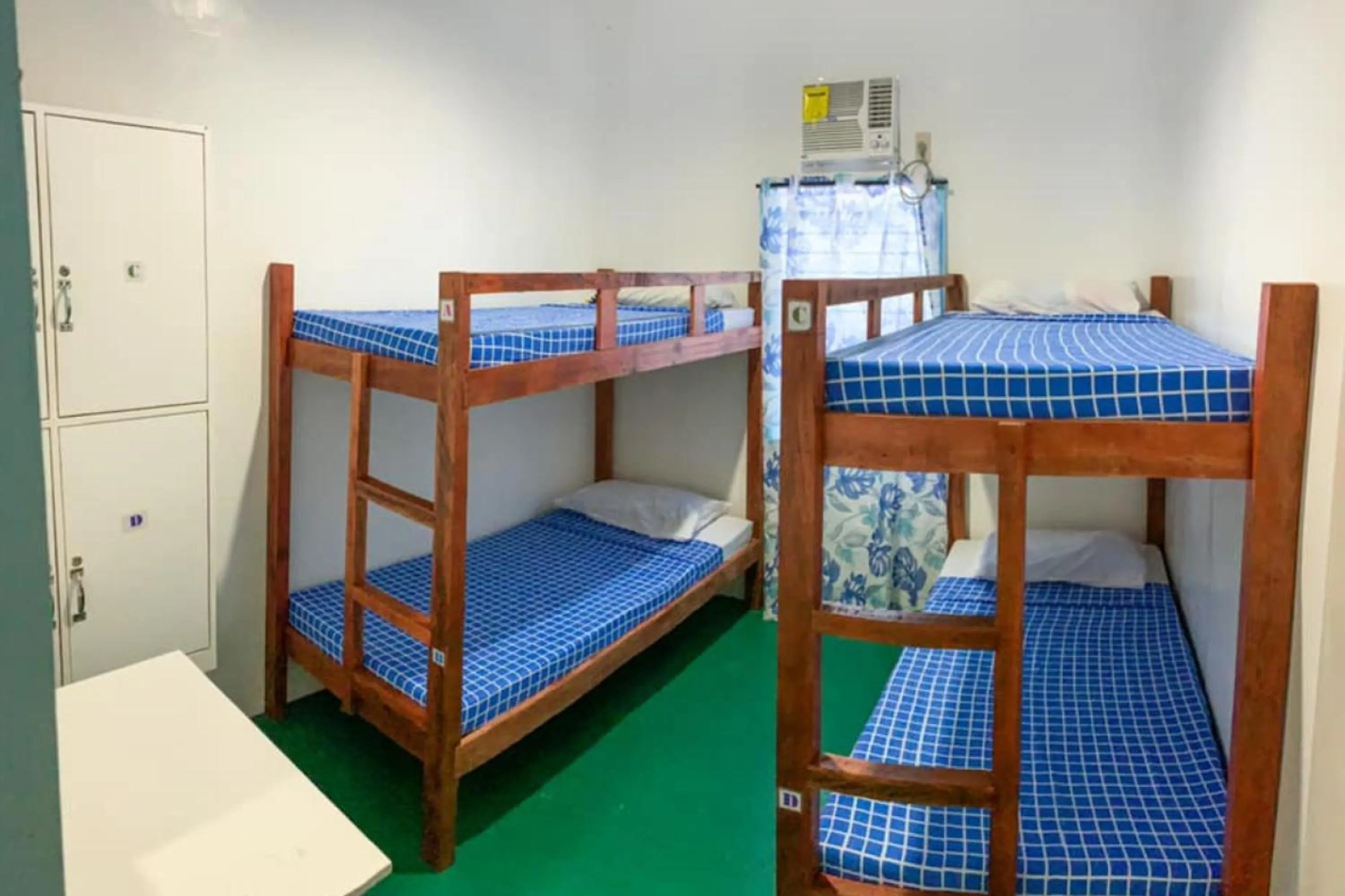 bunk bed in RedDoorz Hostel @ Popoy's Backpackers Mati