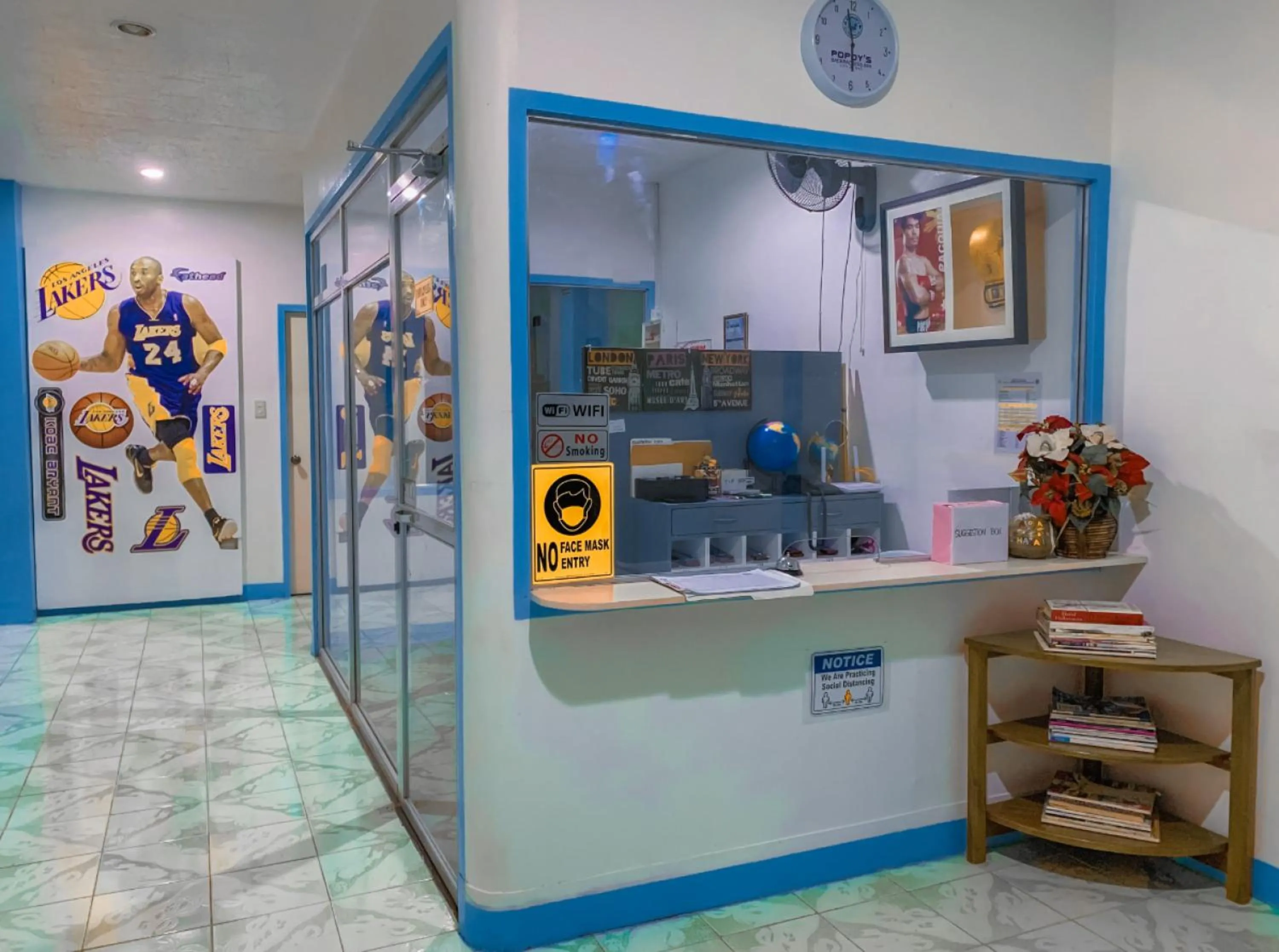 Lobby or reception in RedDoorz Hostel @ Popoy's Backpackers Mati