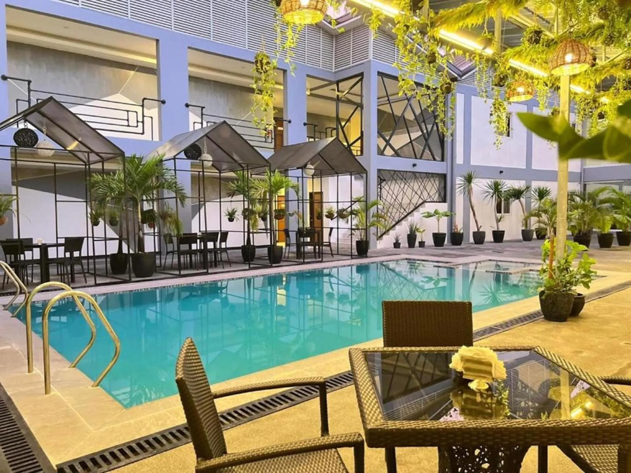 Swimming pool in Hotel Halo Angeles City