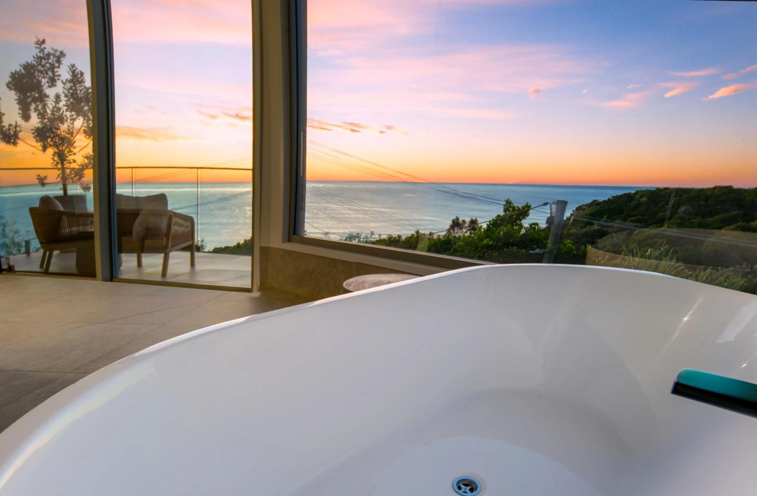Oceanfront luxury apartment with views, king bed & private balcony