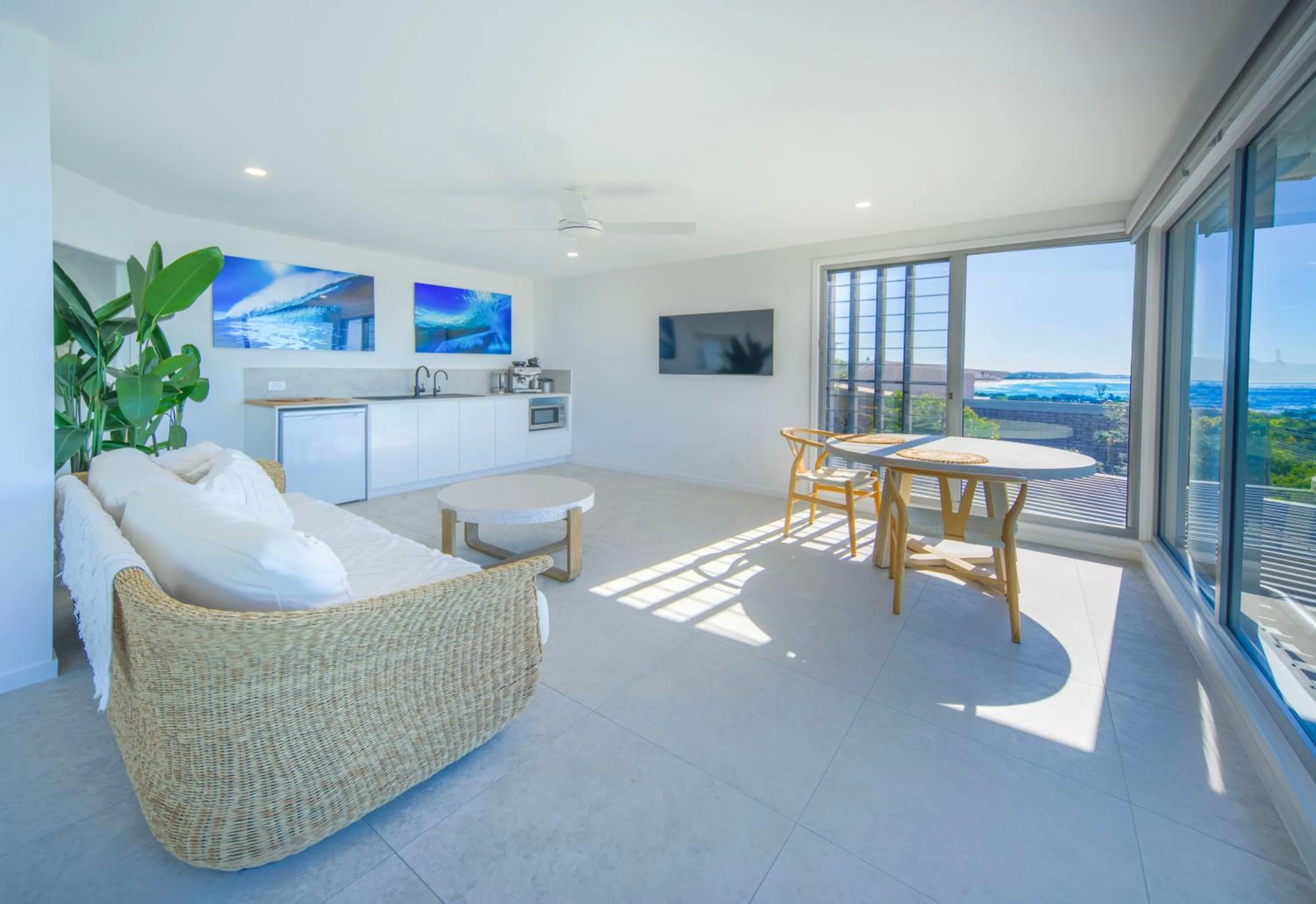 Oceanfront luxury apartment with views, king bed & private balcony