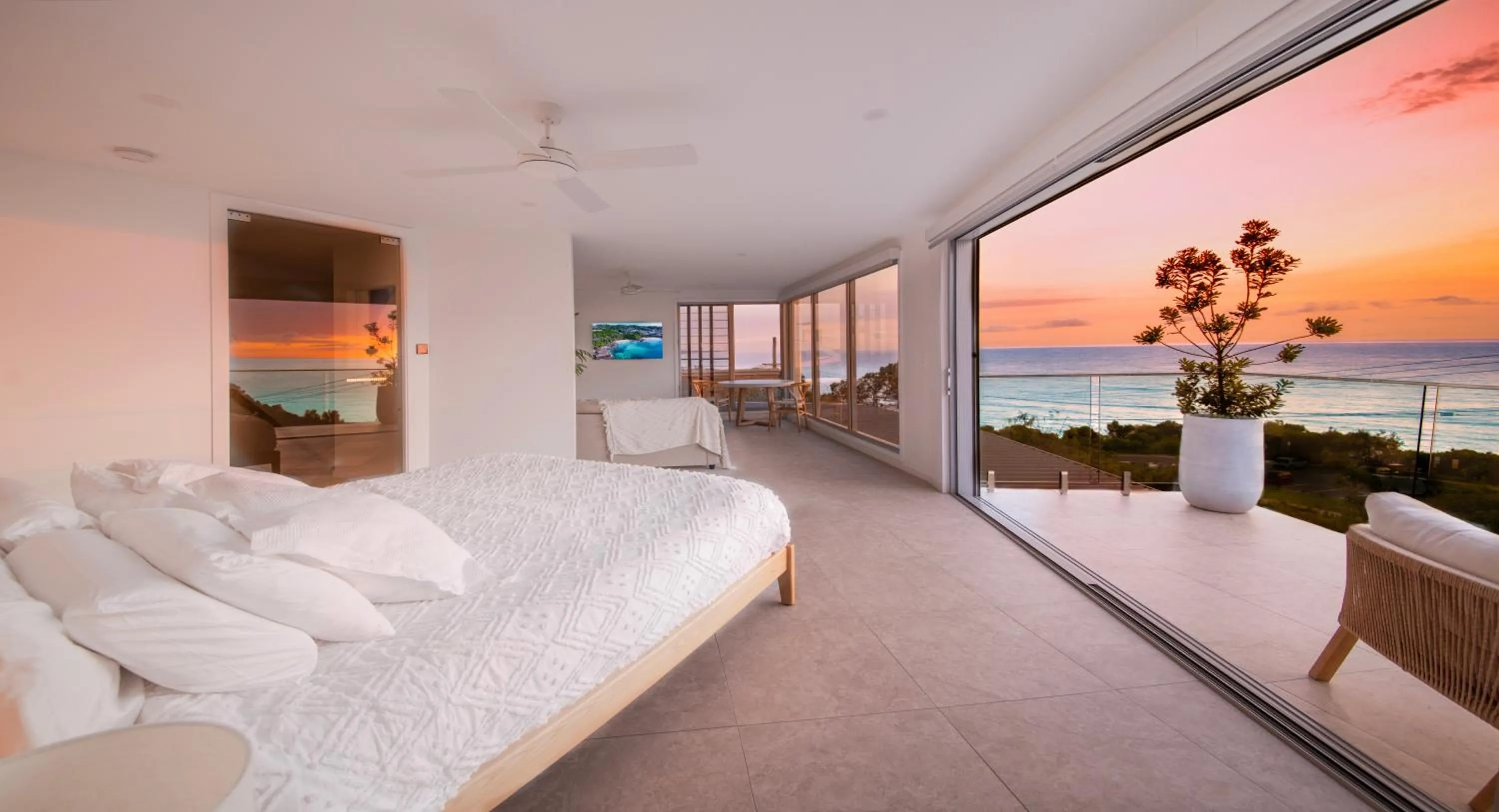 Oceanfront luxury apartment with views, king bed & private balcony