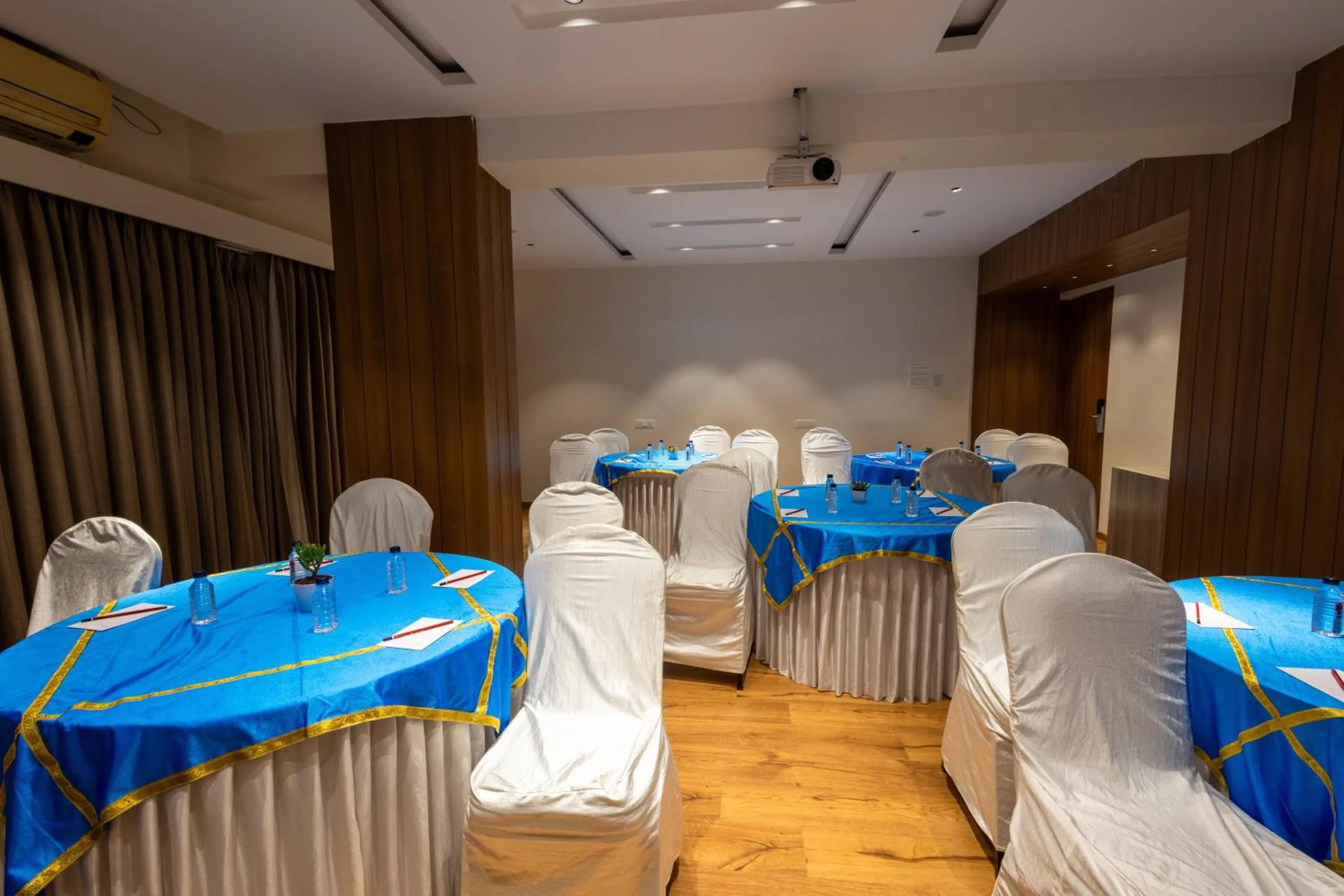 Meeting/conference room in Forest Keys By VYDA