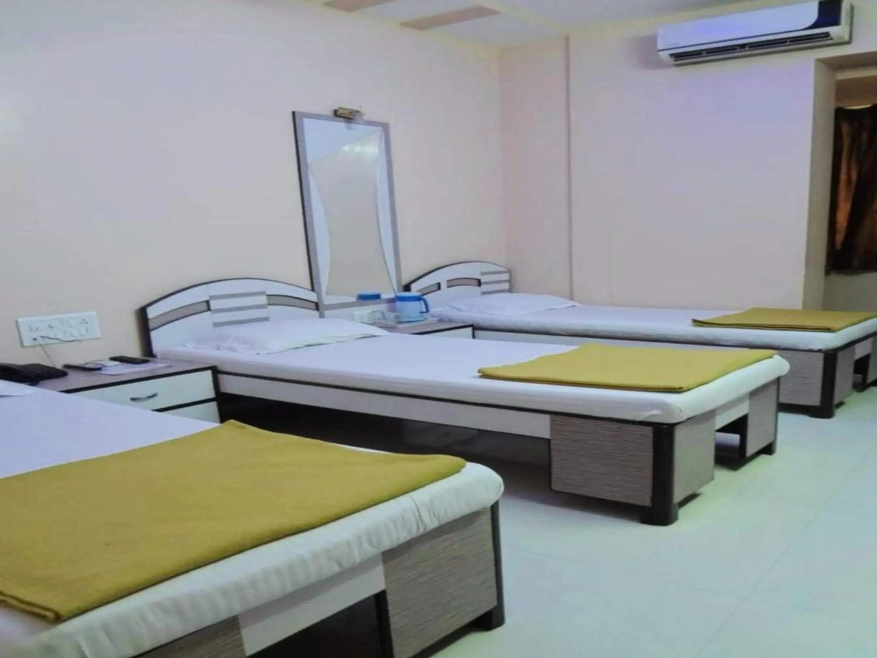 Bed in Hotel Broadway Colaba Bed in Hotel Broadway Colaba