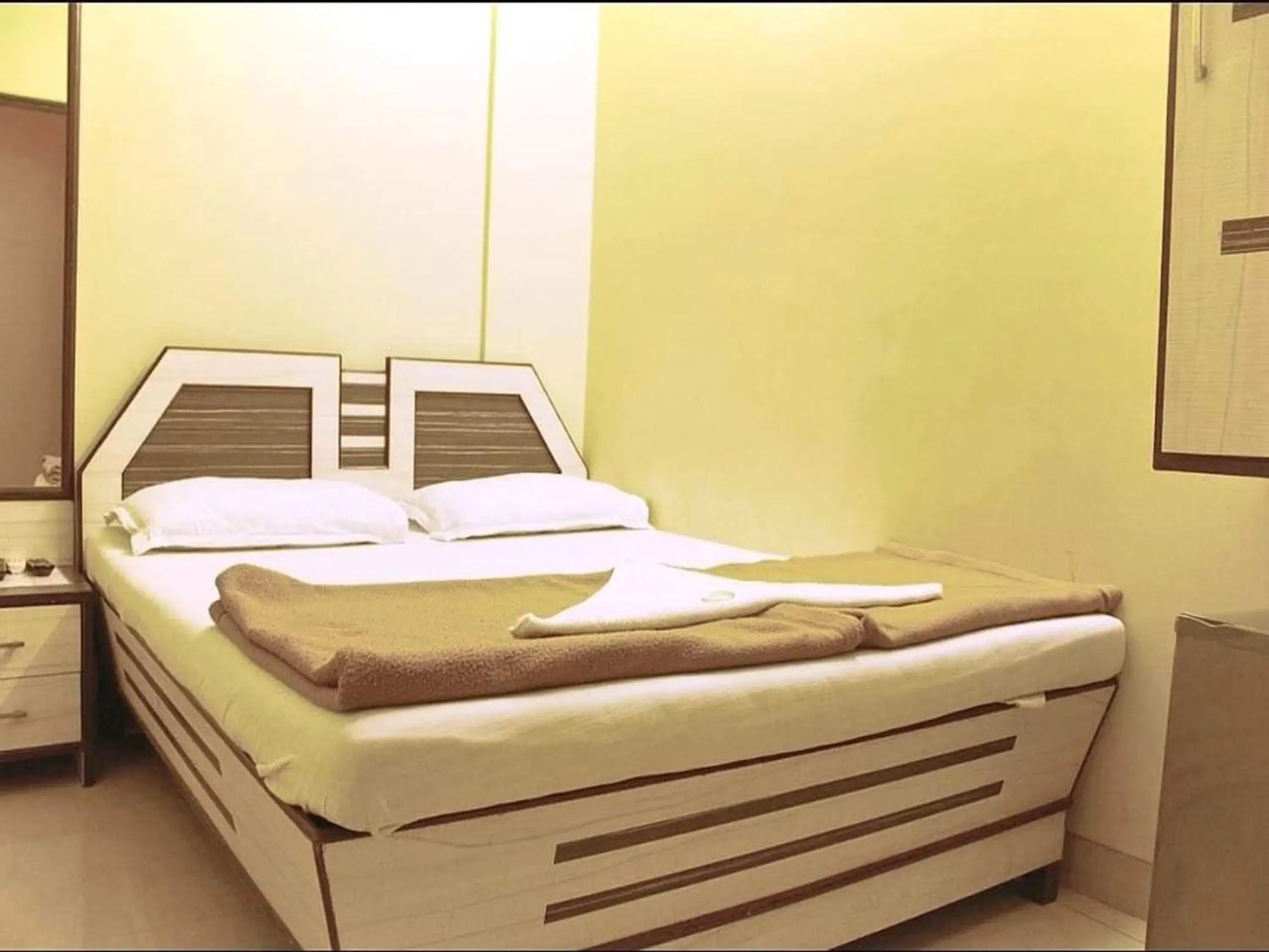 Bed in Hotel Broadway Colaba Bed in Hotel Broadway Colaba