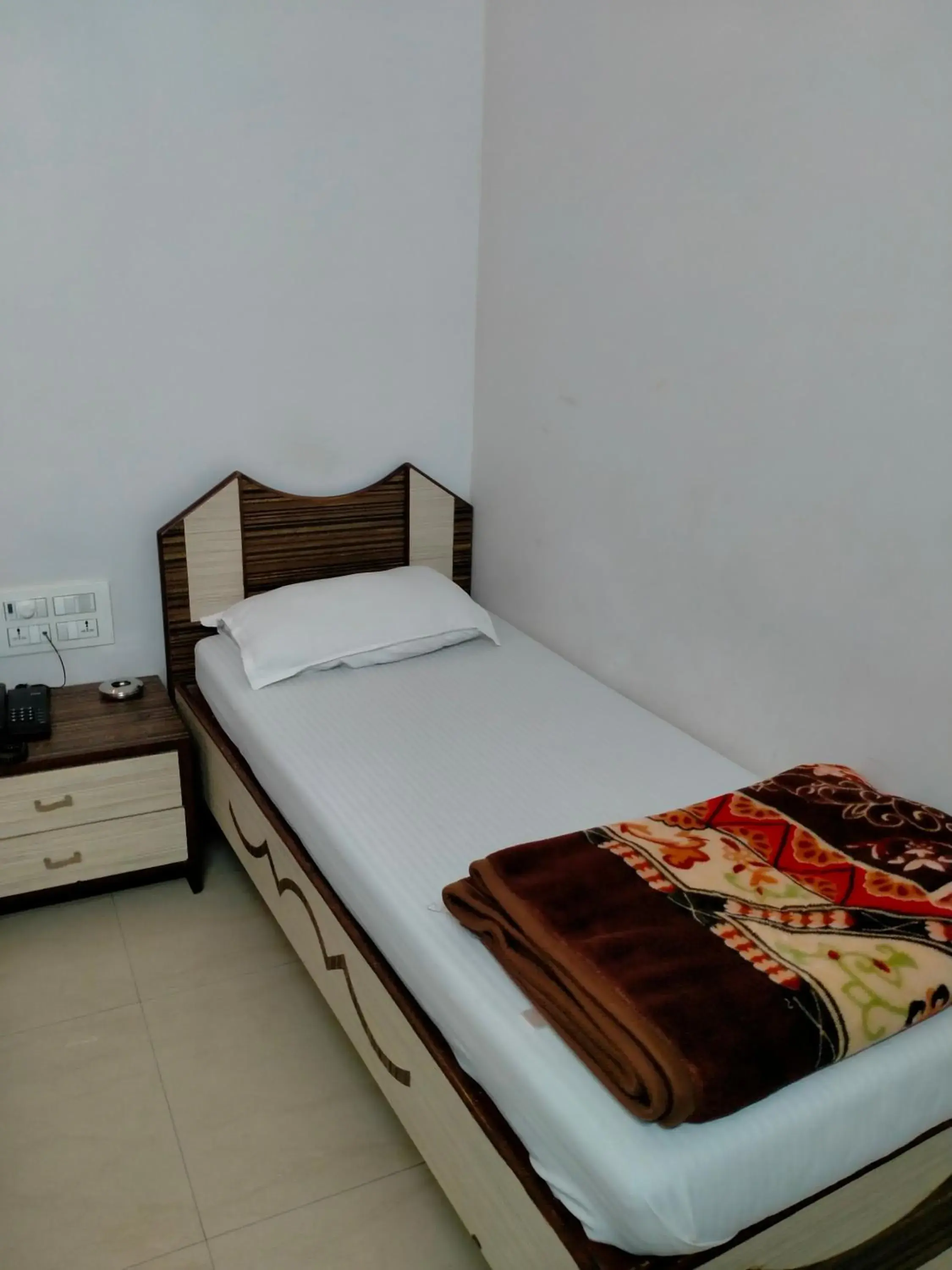 Bed in Hotel Broadway Colaba Bed in Hotel Broadway Colaba