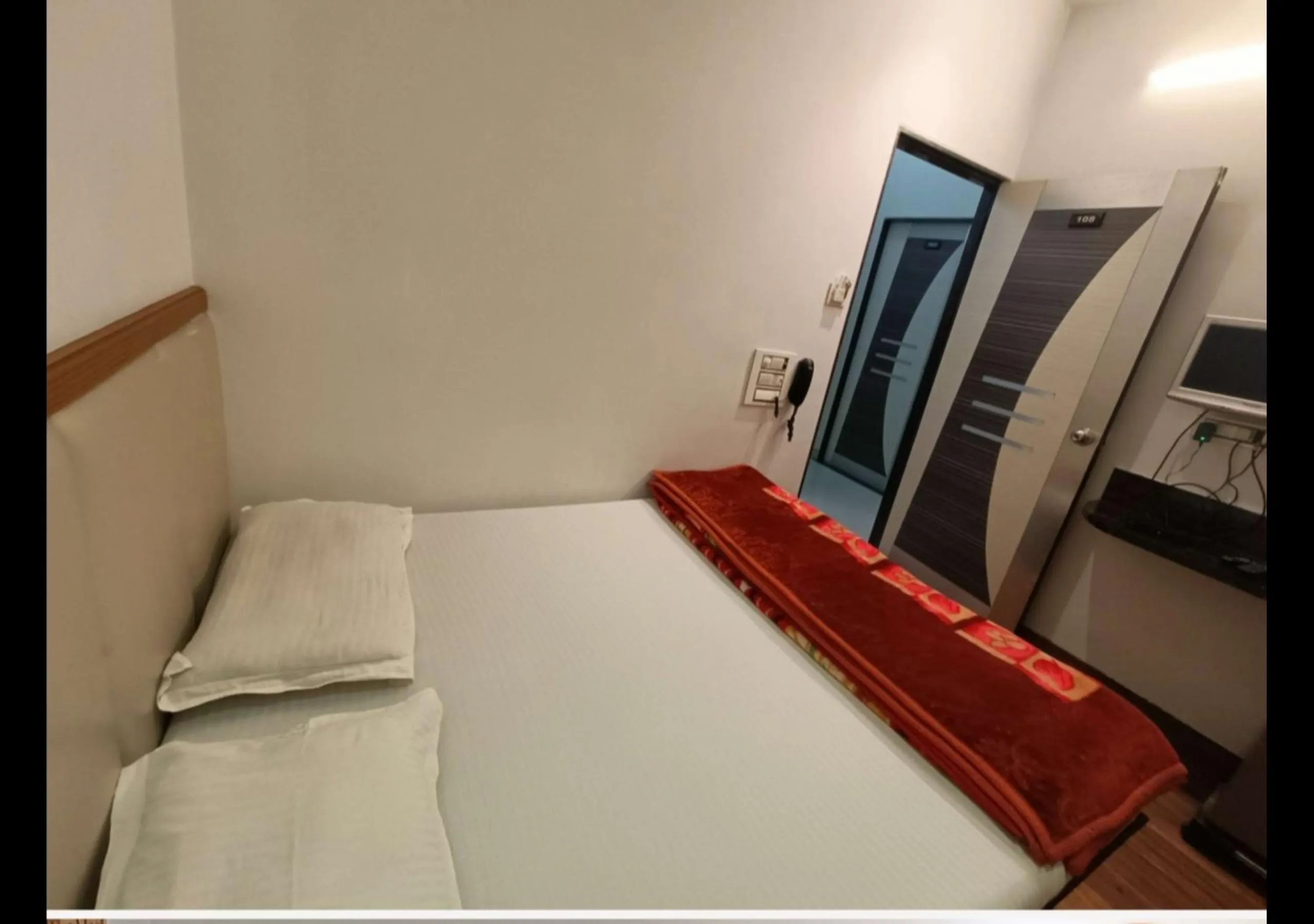 Bed in Hotel Broadway Colaba