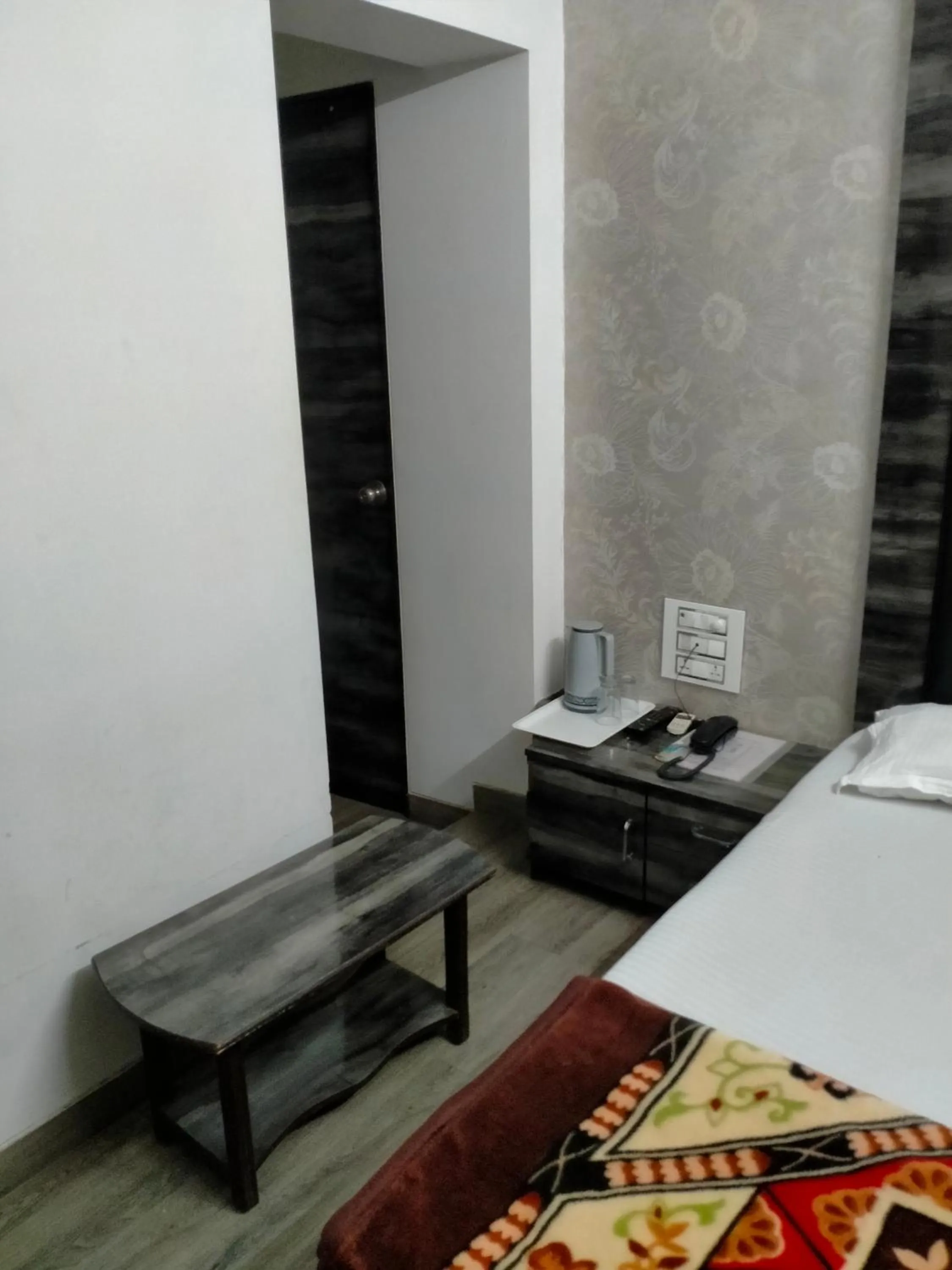 Coffee/tea facilities, Bed in Hotel Broadway Colaba