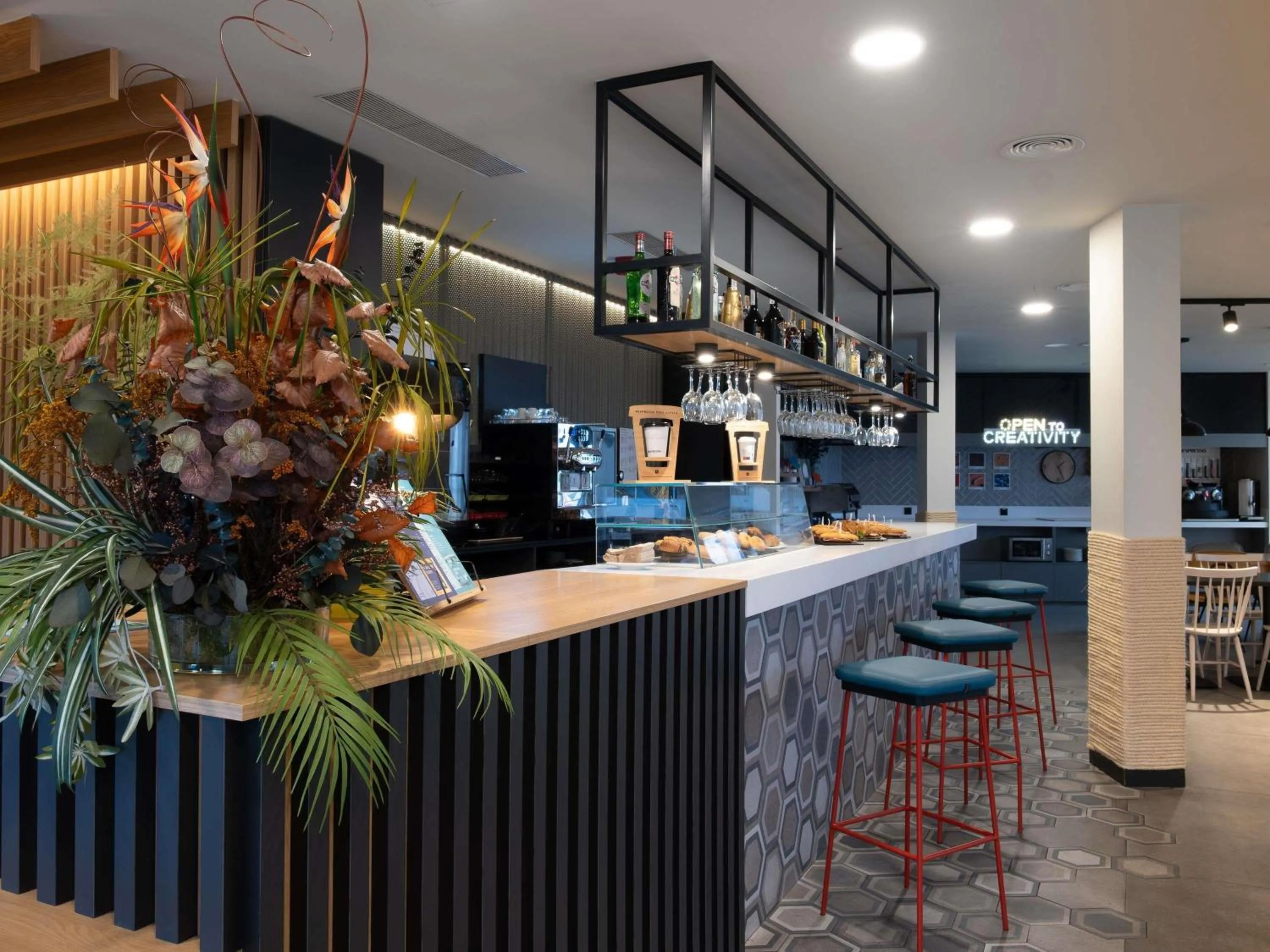 Lounge or bar in ibis Styles Santander