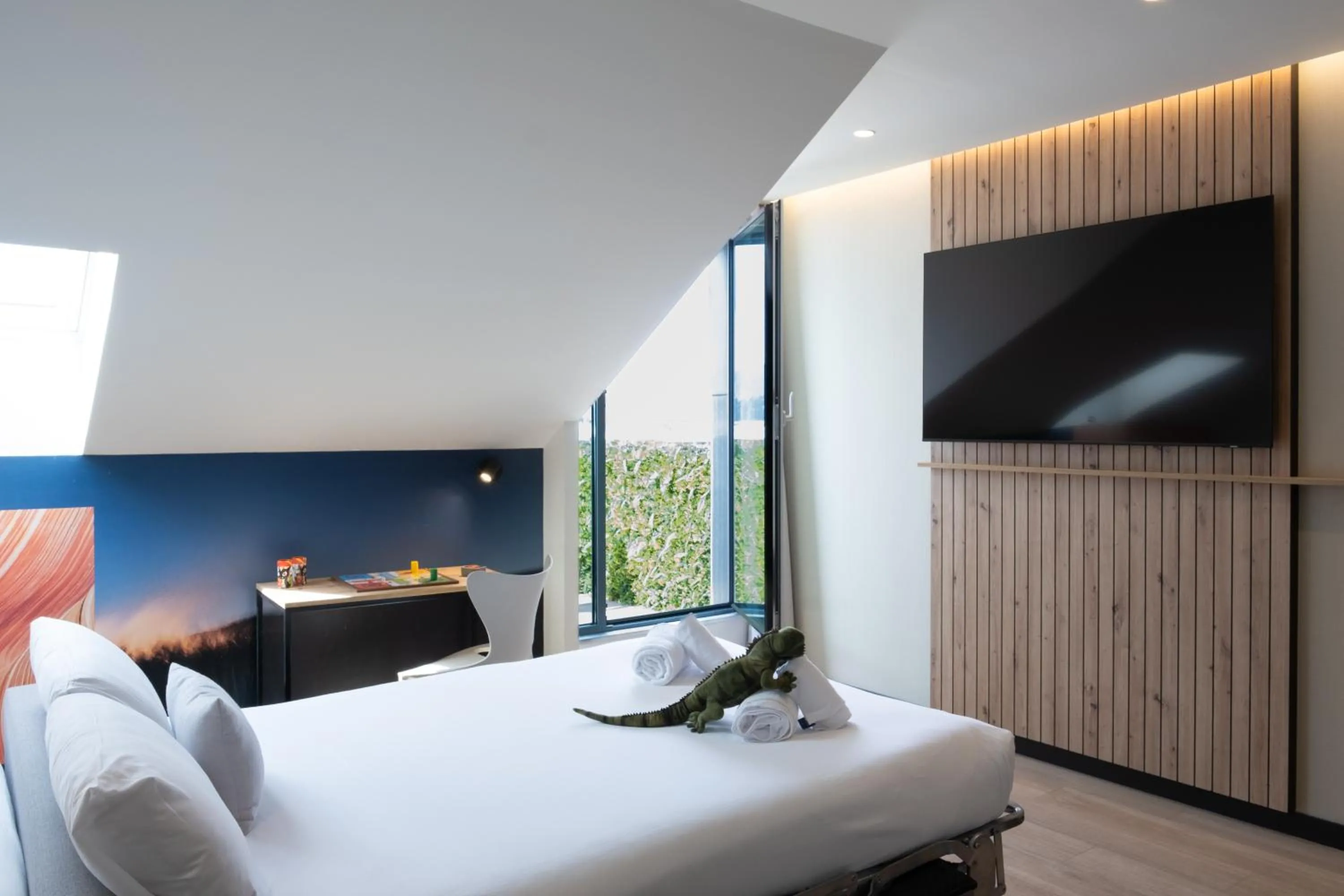 Bedroom in ibis Styles Santander
