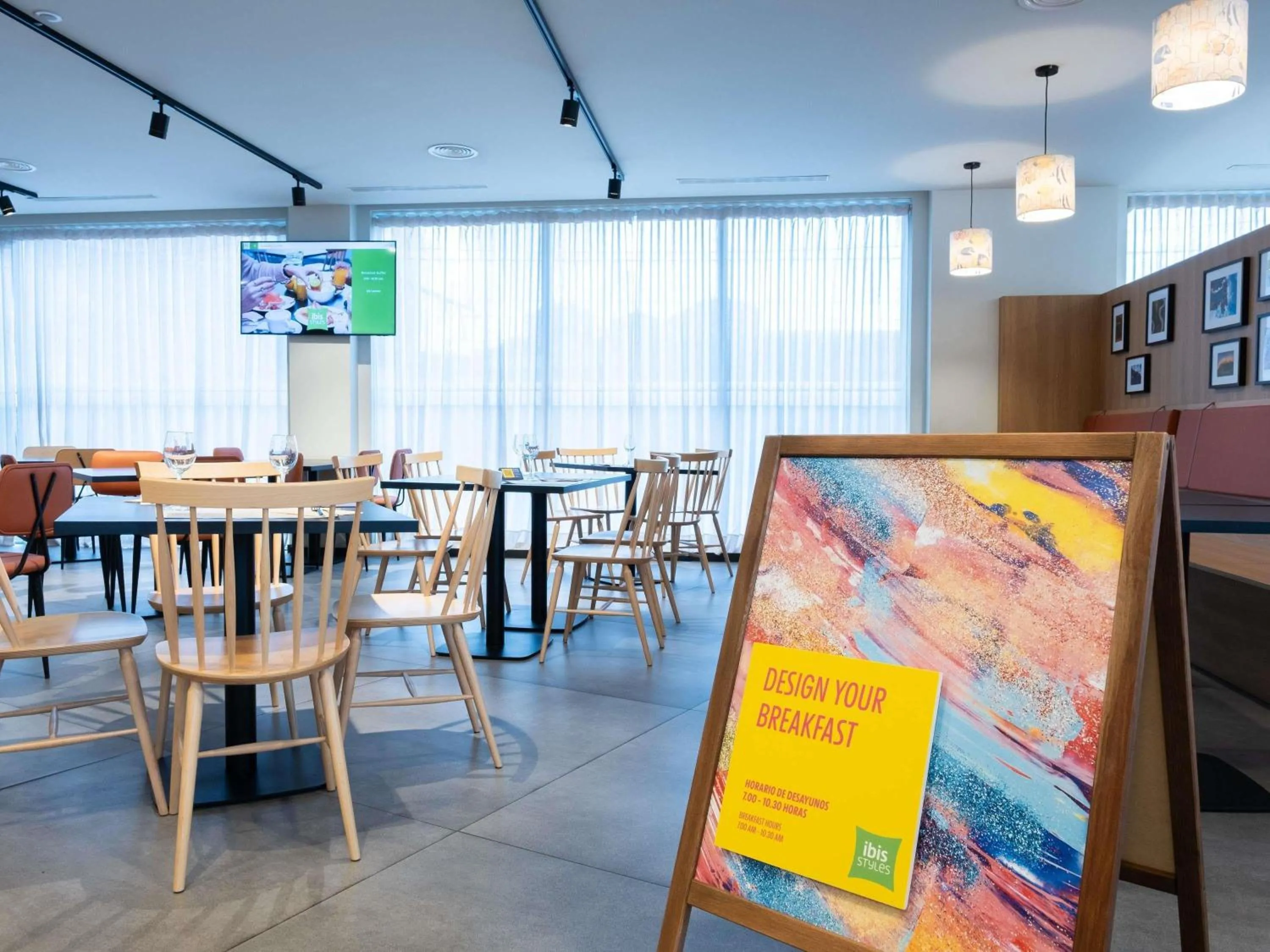 Restaurant/places to eat in ibis Styles Santander