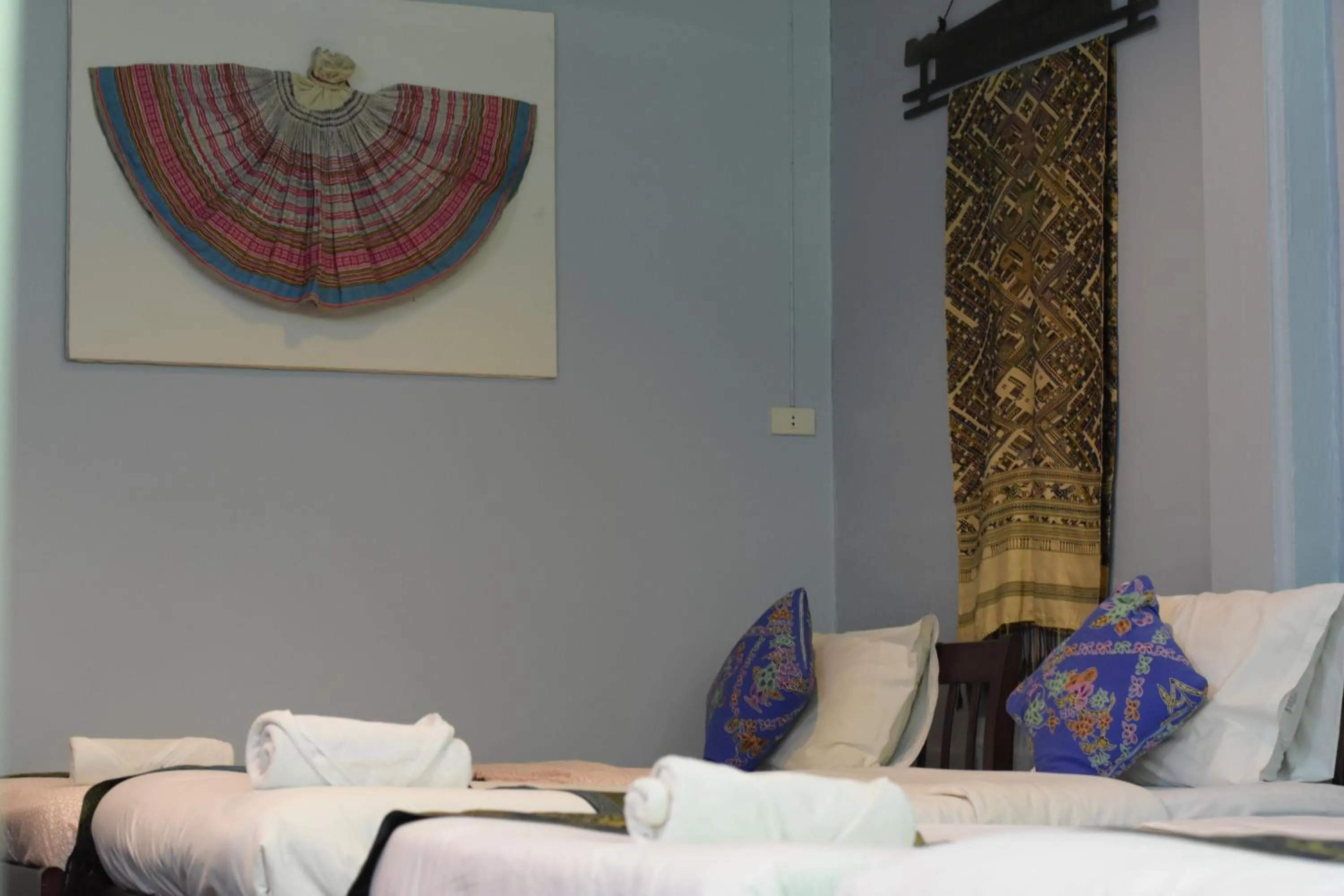 Decorative detail, Bed in Thaweesuk Heritage Homestay