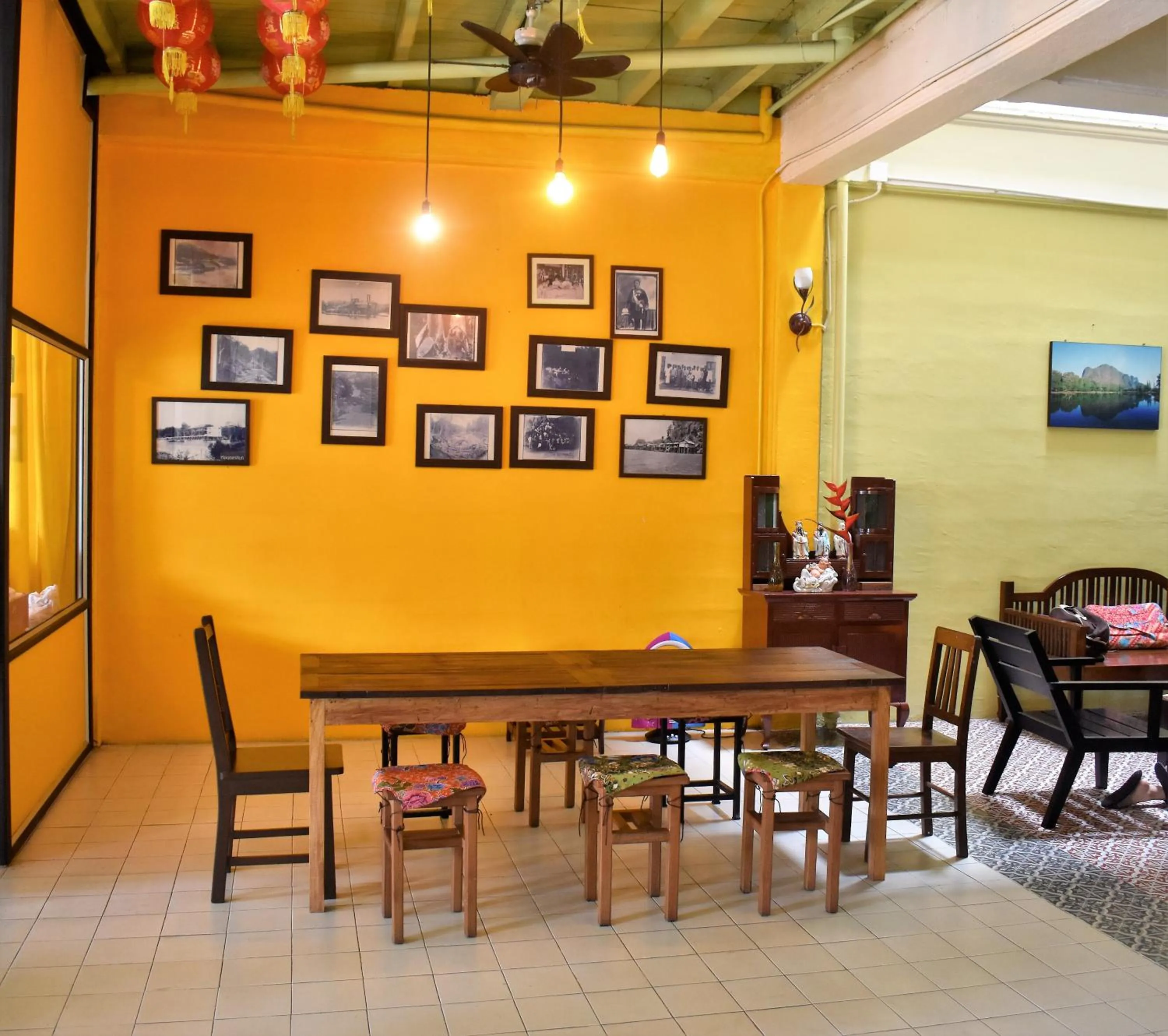Lobby or reception in Thaweesuk Heritage Homestay