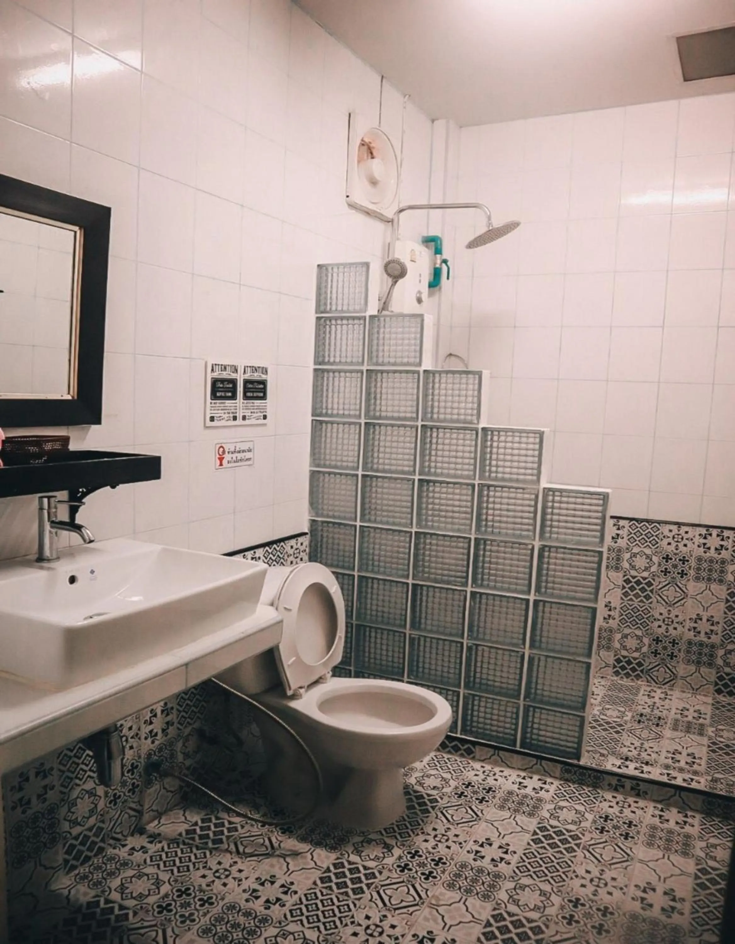 Bathroom in Thaweesuk Heritage Homestay