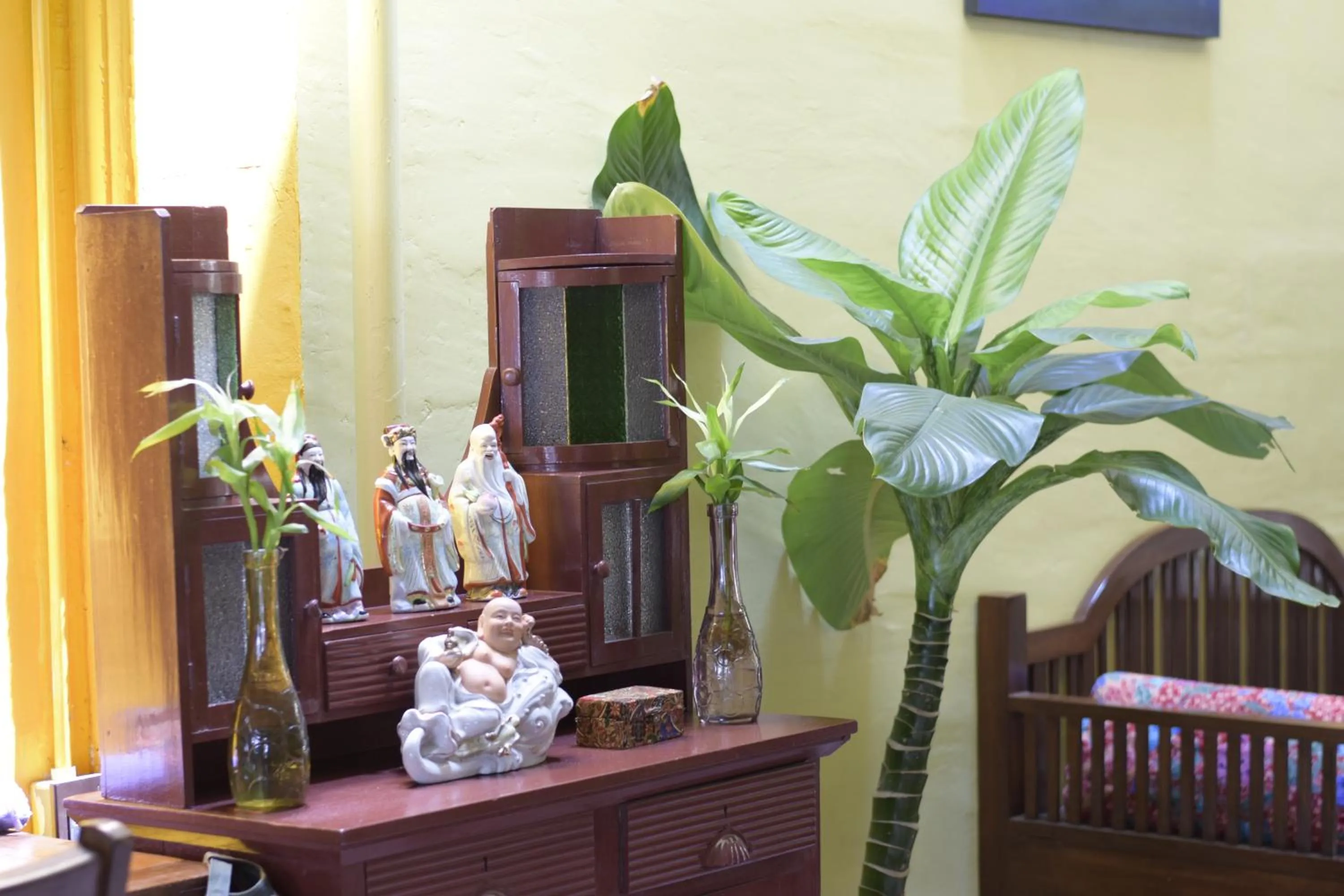 Communal lounge/ TV room in Thaweesuk Heritage Homestay