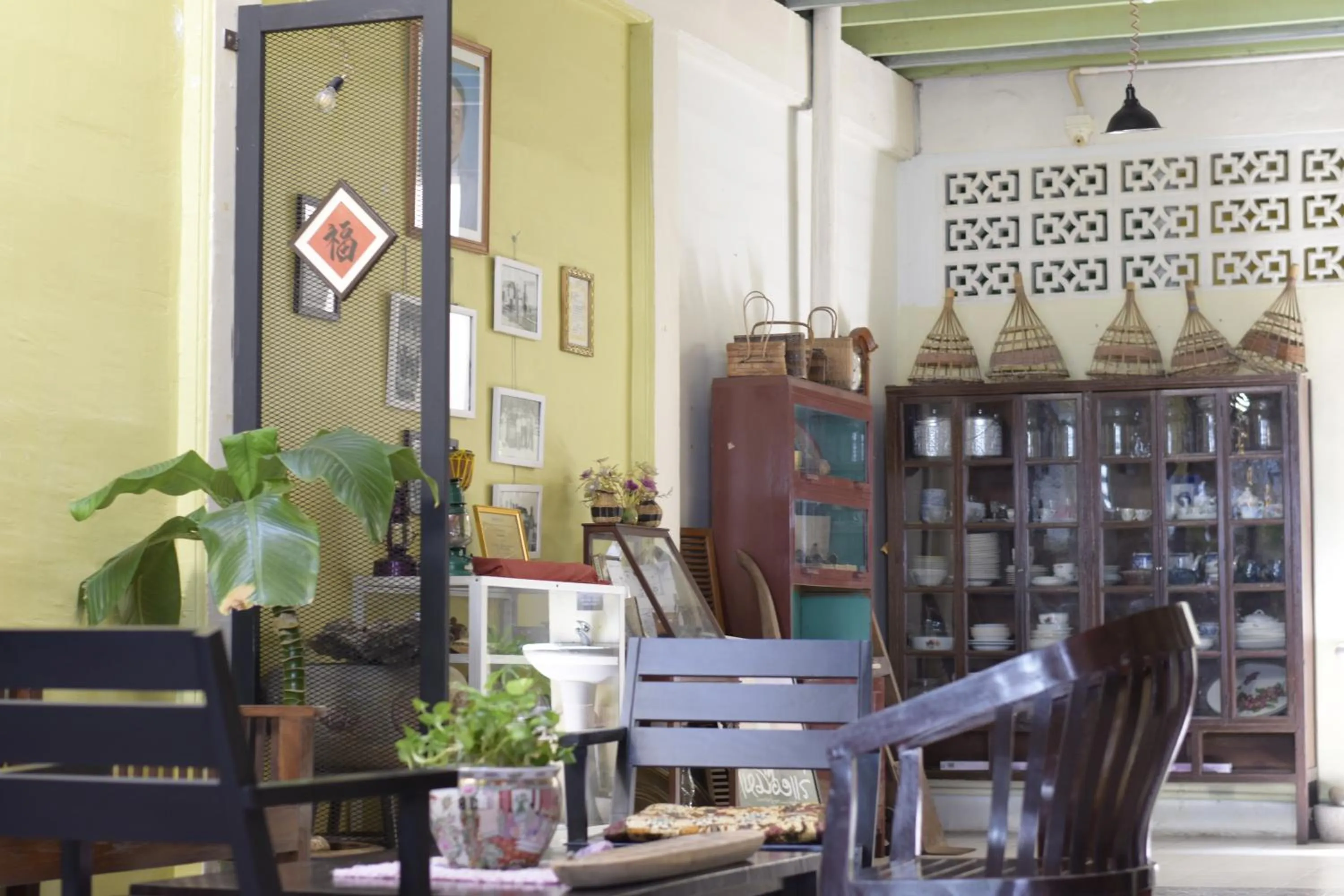 Communal lounge/ TV room in Thaweesuk Heritage Homestay