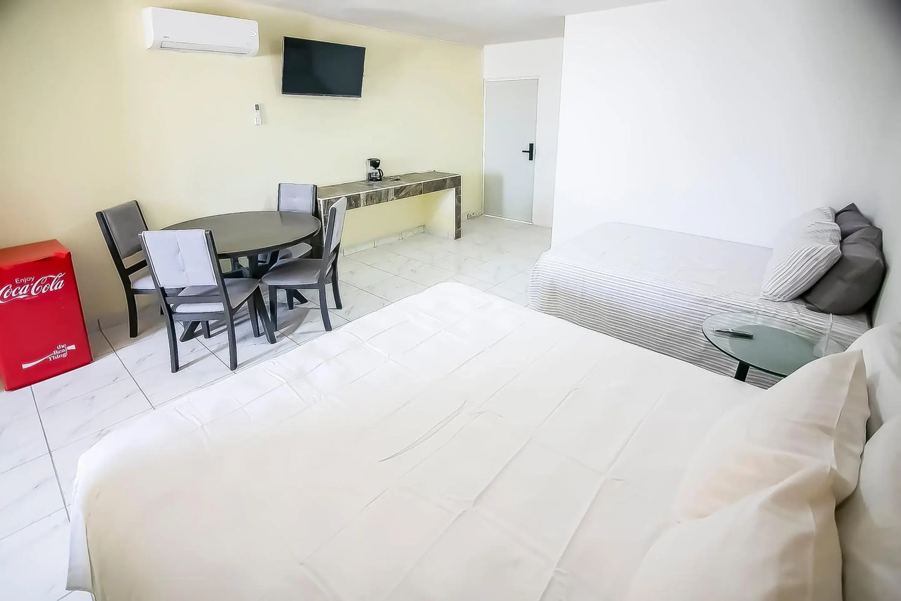 Bedroom, Bed in OYO Hotel Plaza Las Torres, Cabo San Lucas Bedroom, Bed in OYO Hotel Plaza Las Torres, Cabo San Lucas