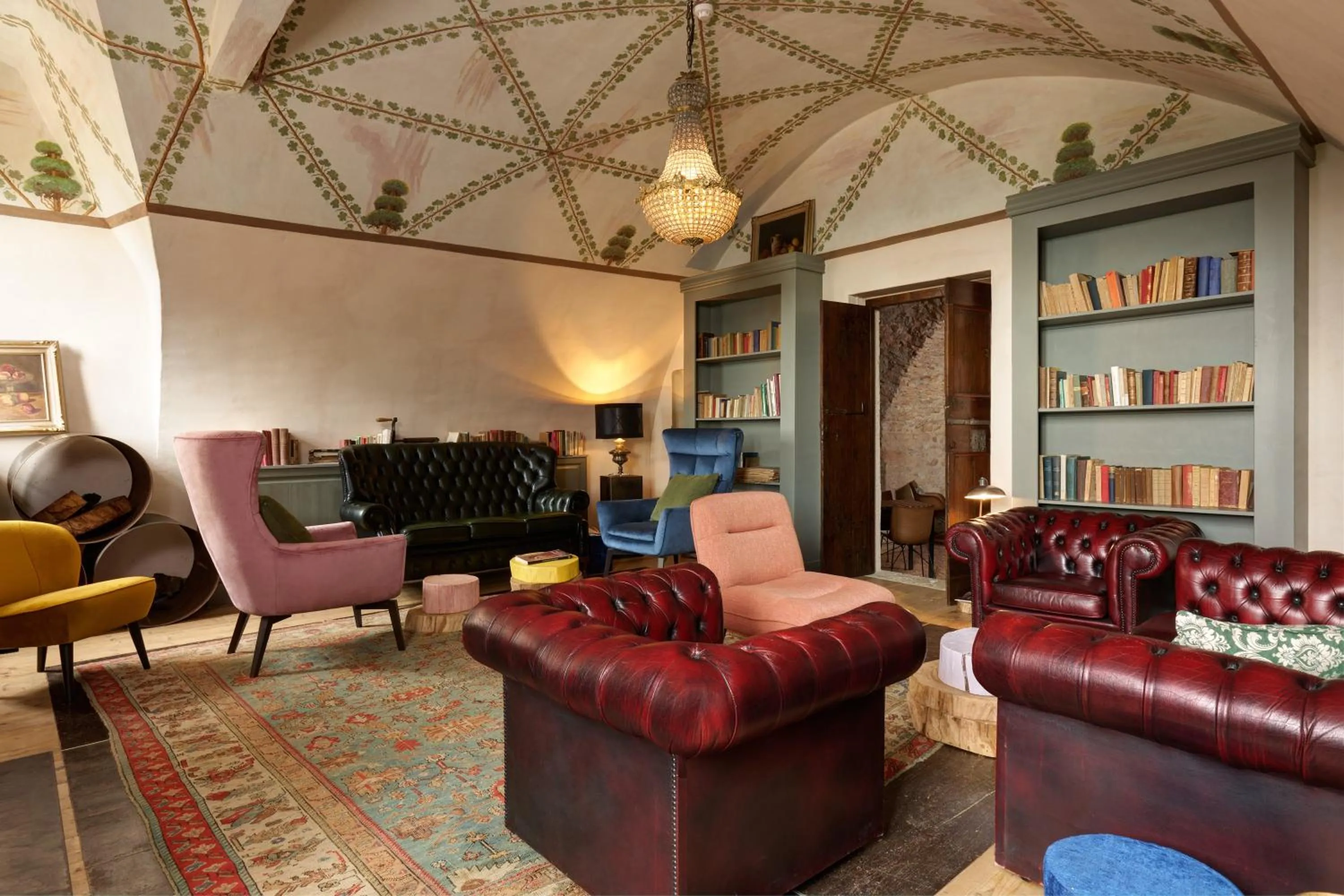 Communal lounge/ TV room in Villa Balis Crema Verona Hills