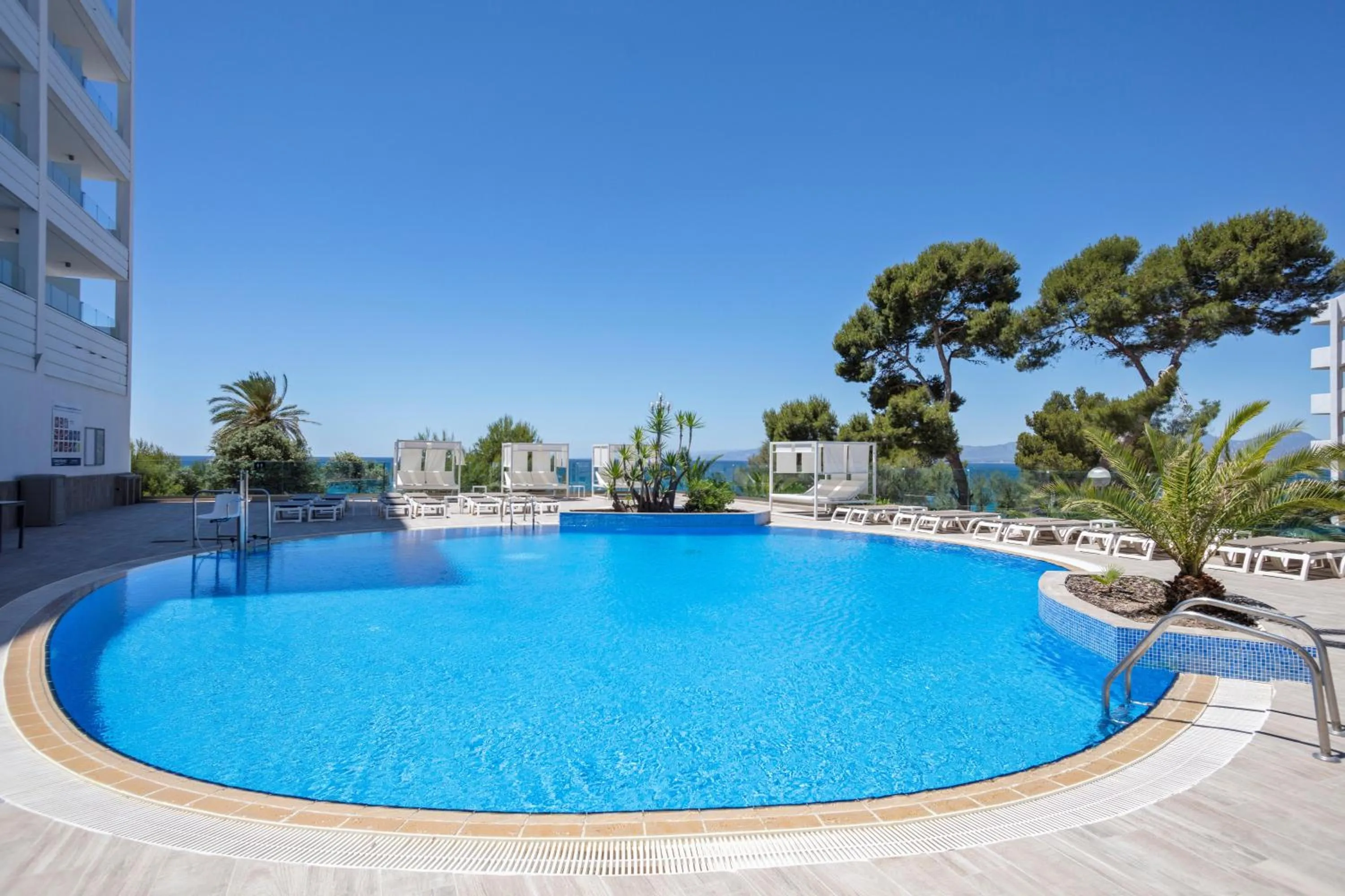 Swimming pool in Hotel Best Punta Dorada