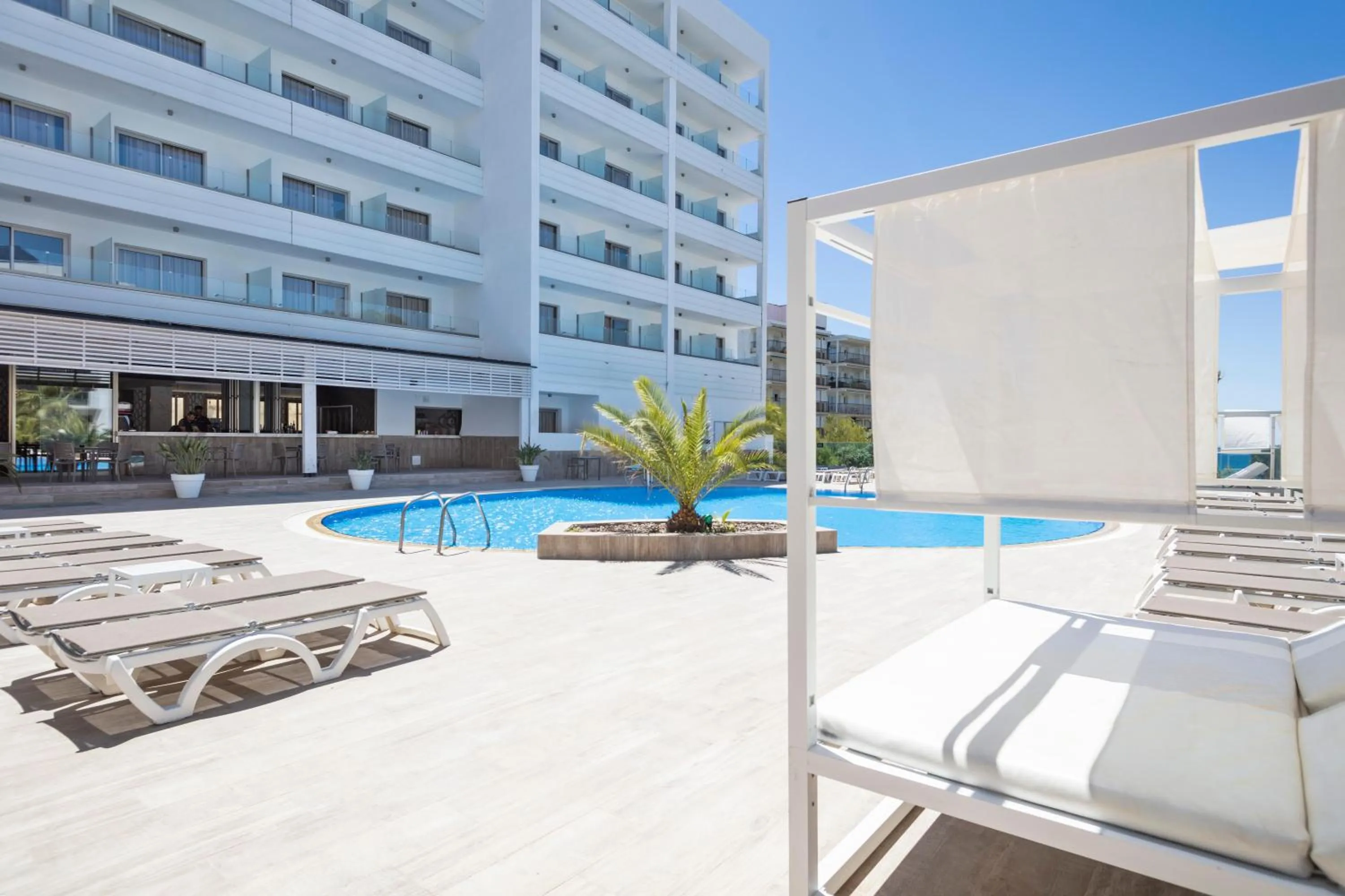 Swimming pool in Hotel Best Punta Dorada