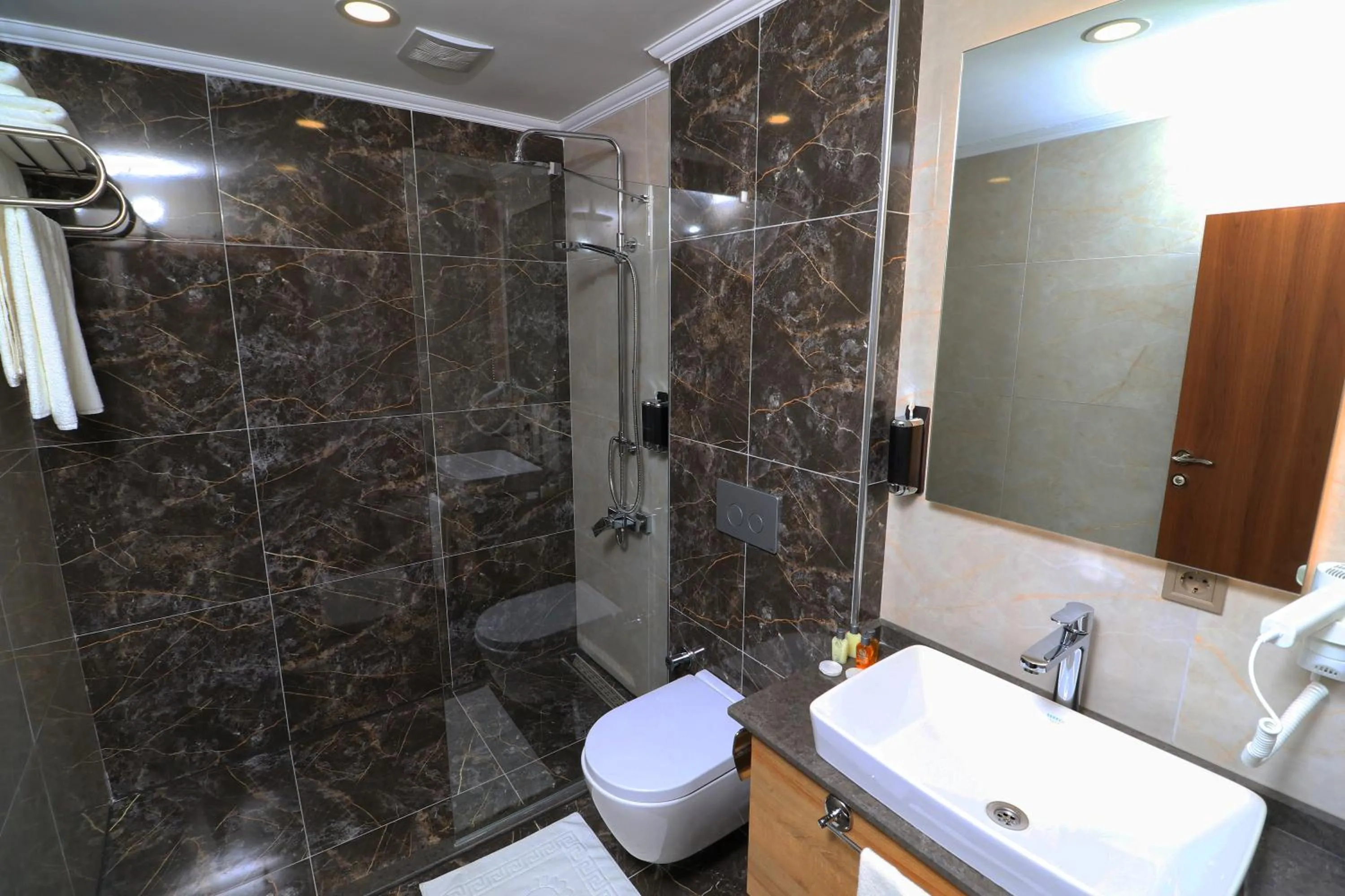 Toilet in Bayrak Grand Hotel