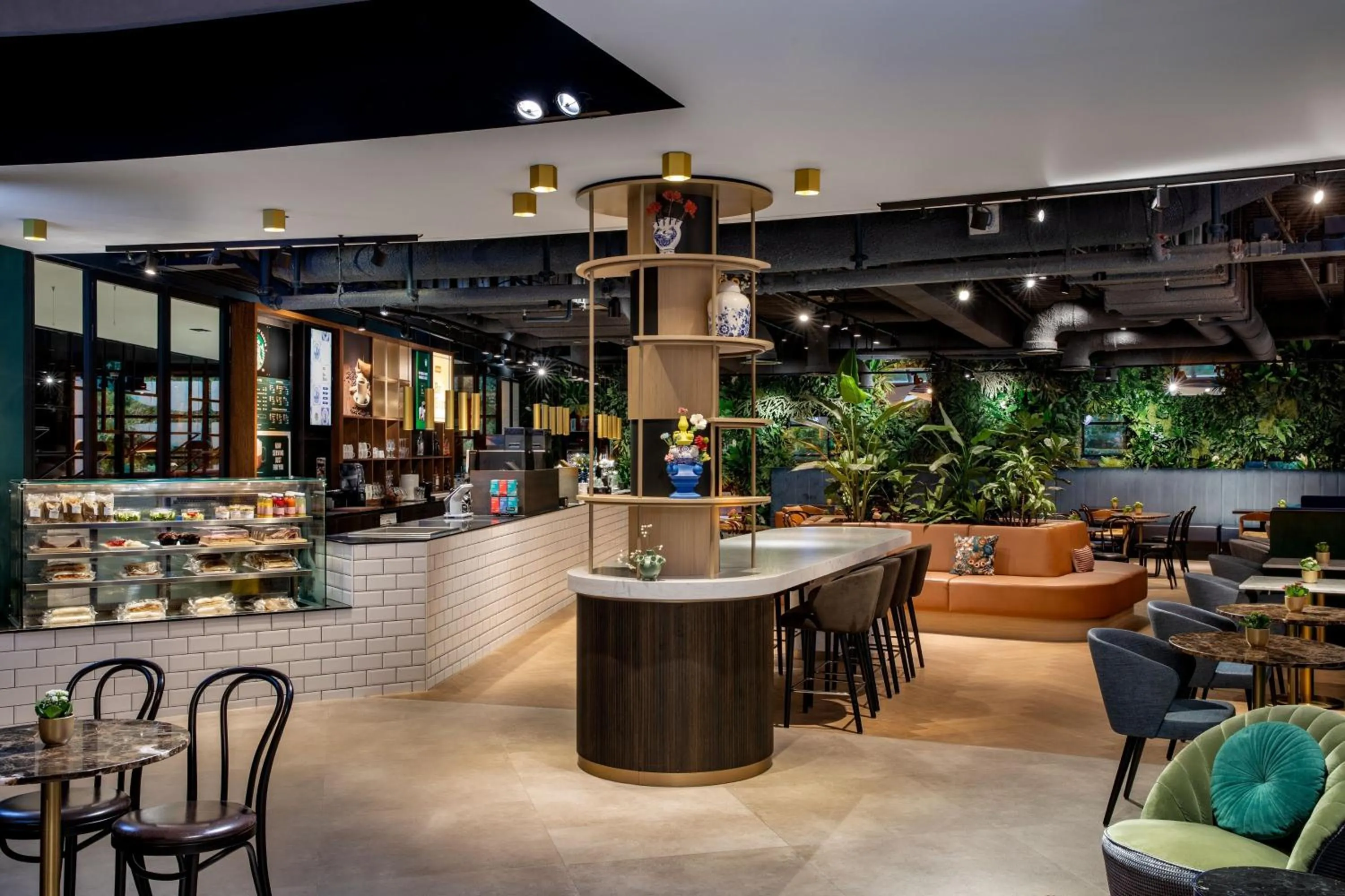 Lounge or bar in Corendon Amsterdam Schiphol Airport, a Tribute Portfolio Hotel