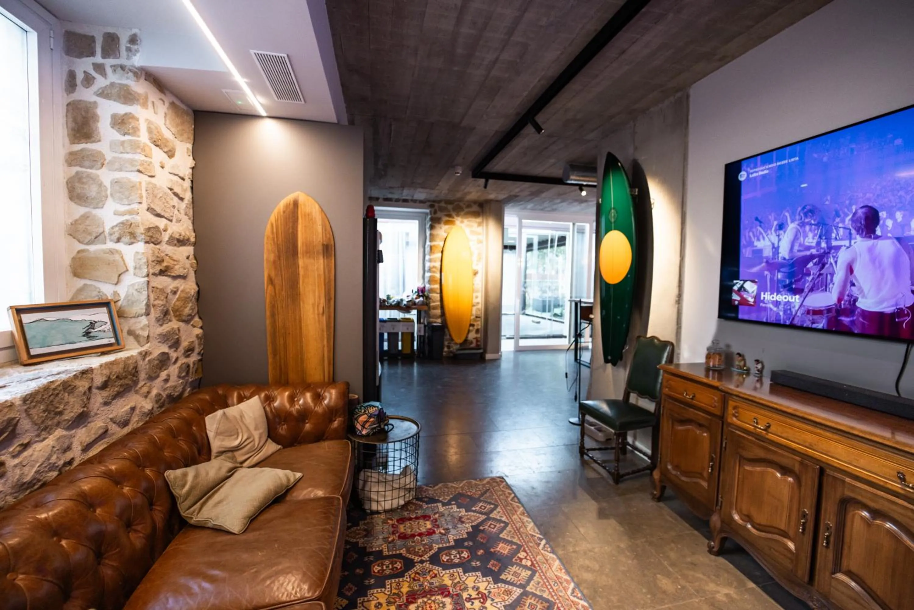 Communal lounge/ TV room in Zarautz Surf House
