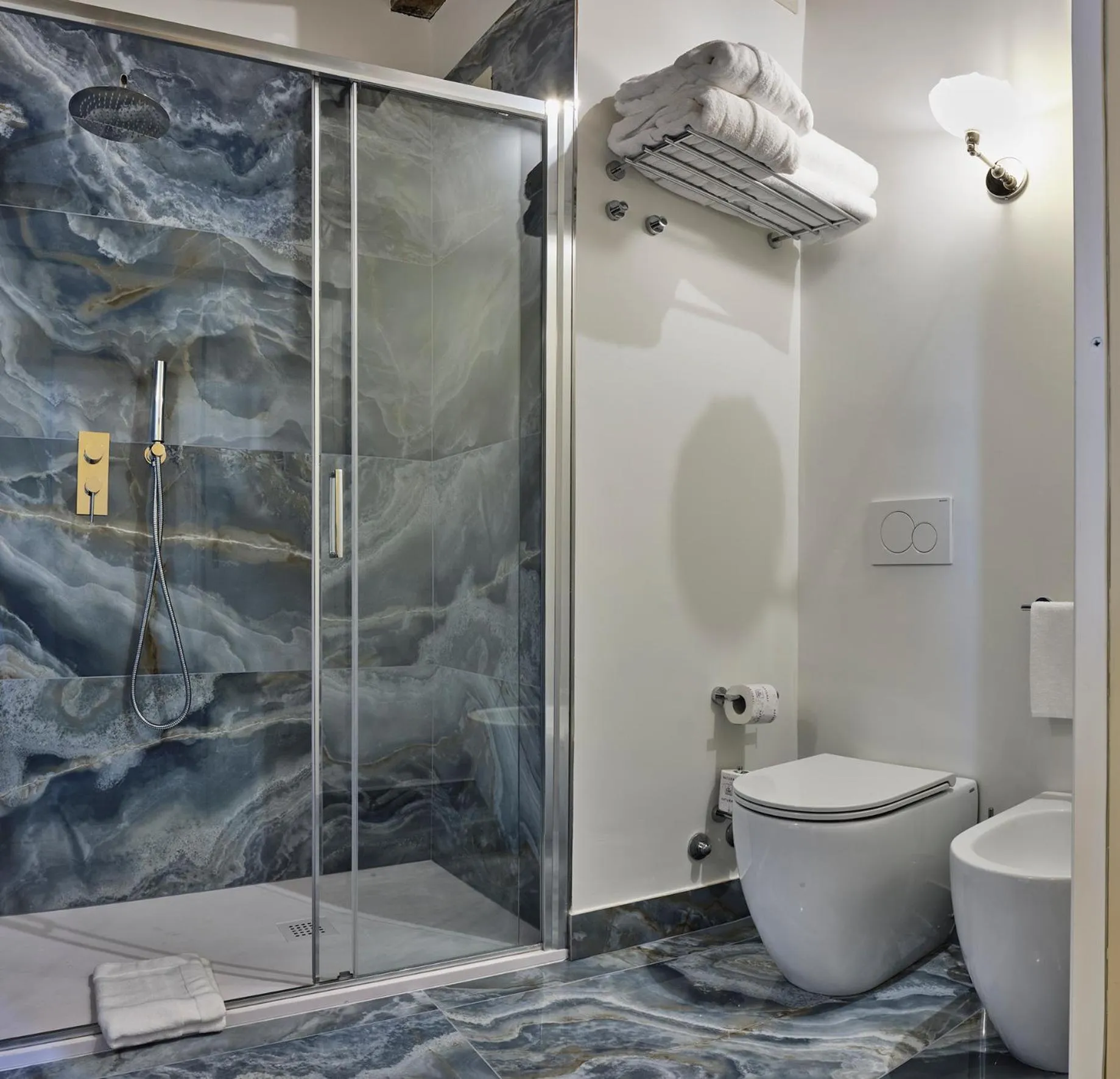 Bathroom in Palazzo Viviani - Castello di Montegridolfo