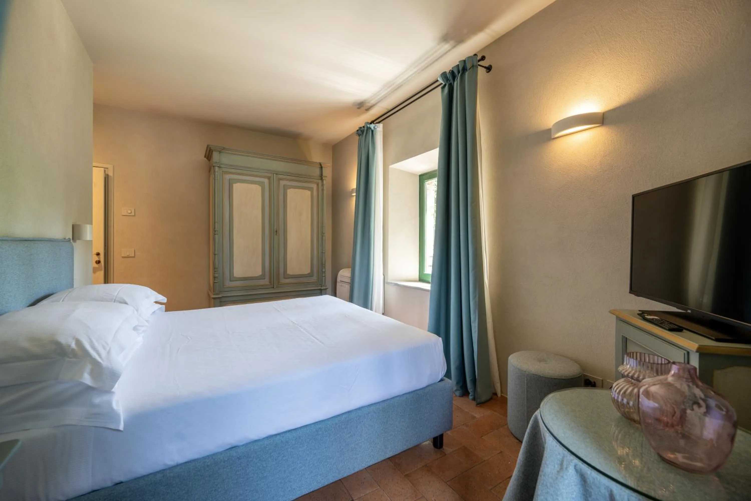 Bedroom, Bed in Palazzo Viviani - Castello di Montegridolfo