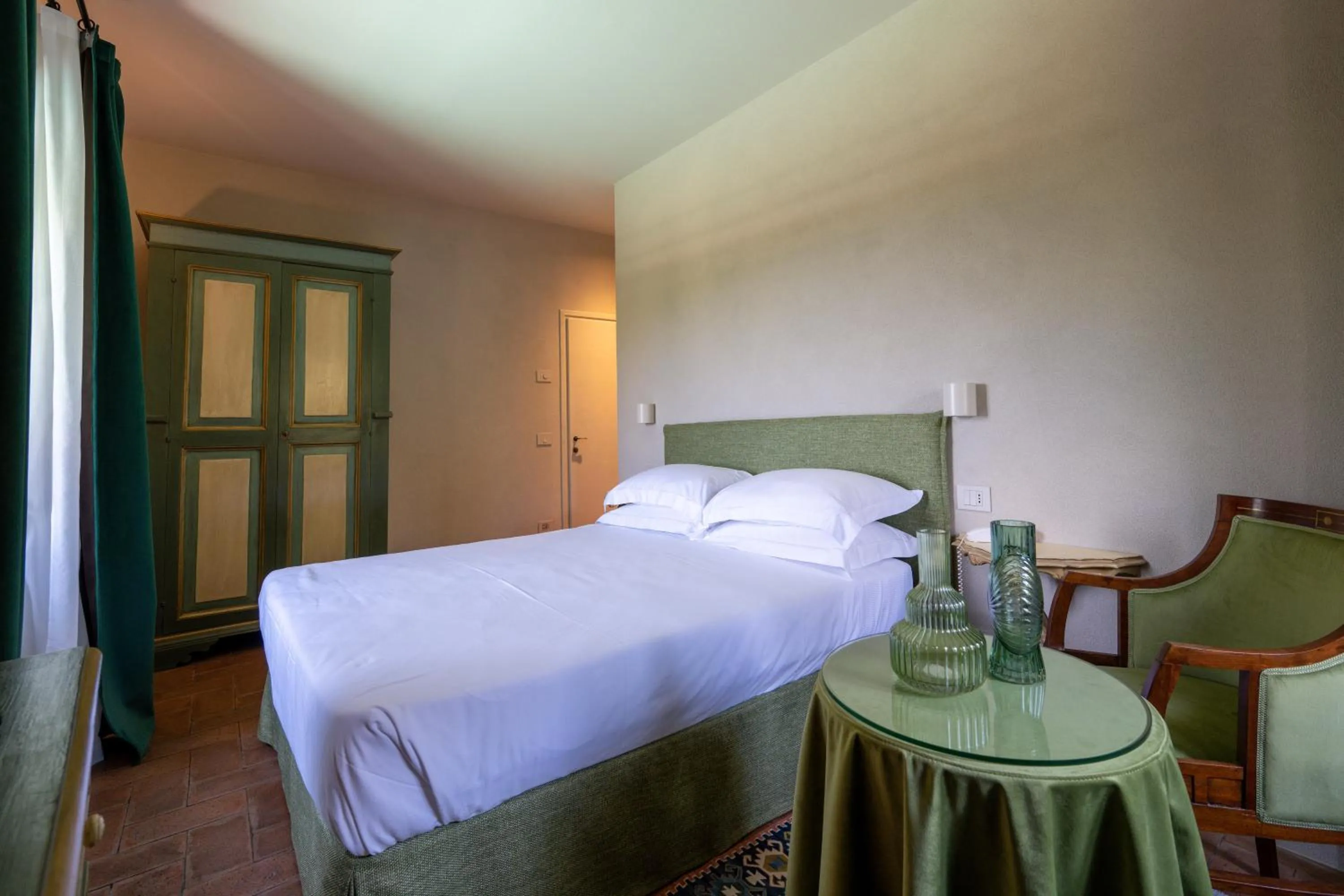 Photo of the whole room, Bed in Palazzo Viviani - Castello di Montegridolfo