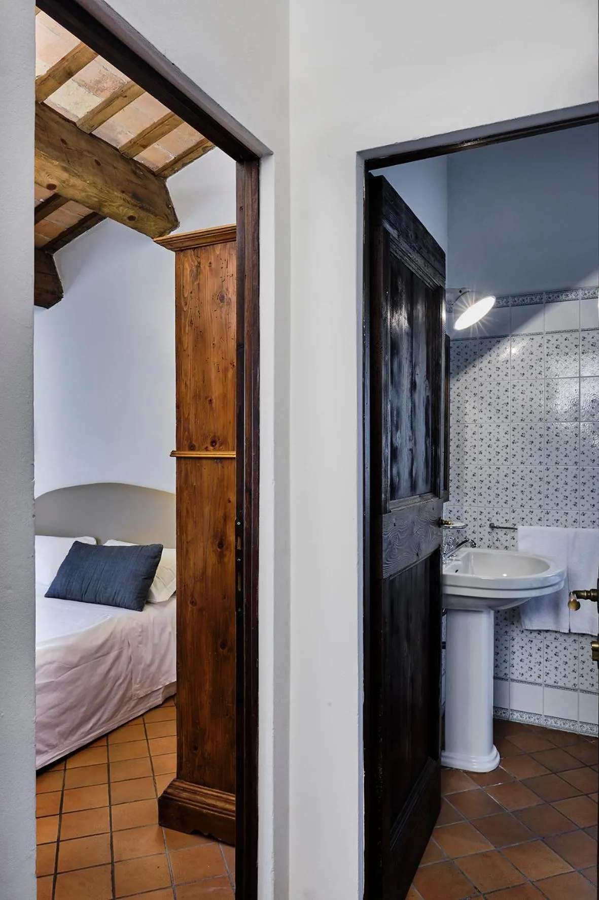 Decorative detail, Bed in Palazzo Viviani - Castello di Montegridolfo