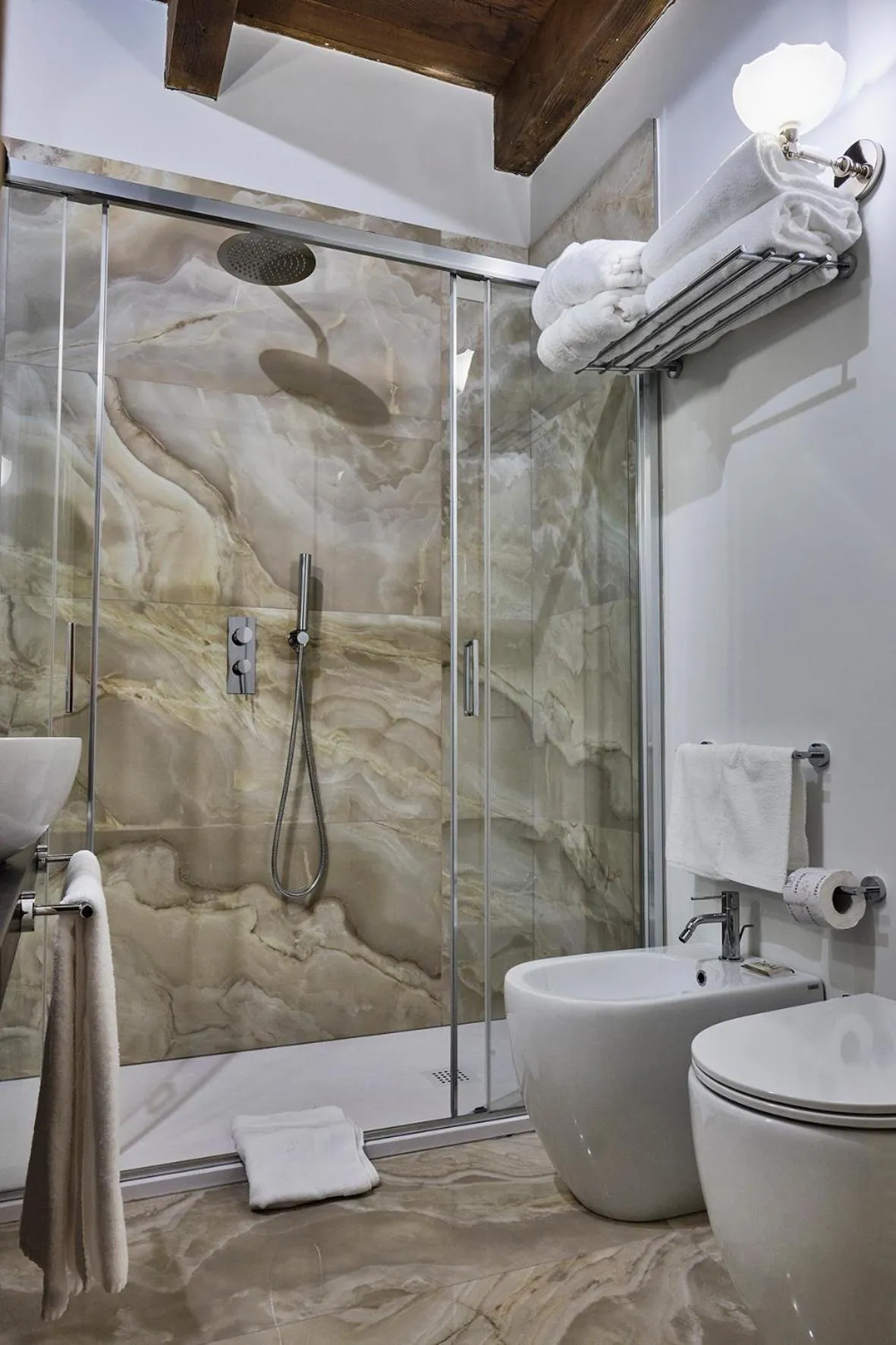 Bathroom in Palazzo Viviani - Castello di Montegridolfo