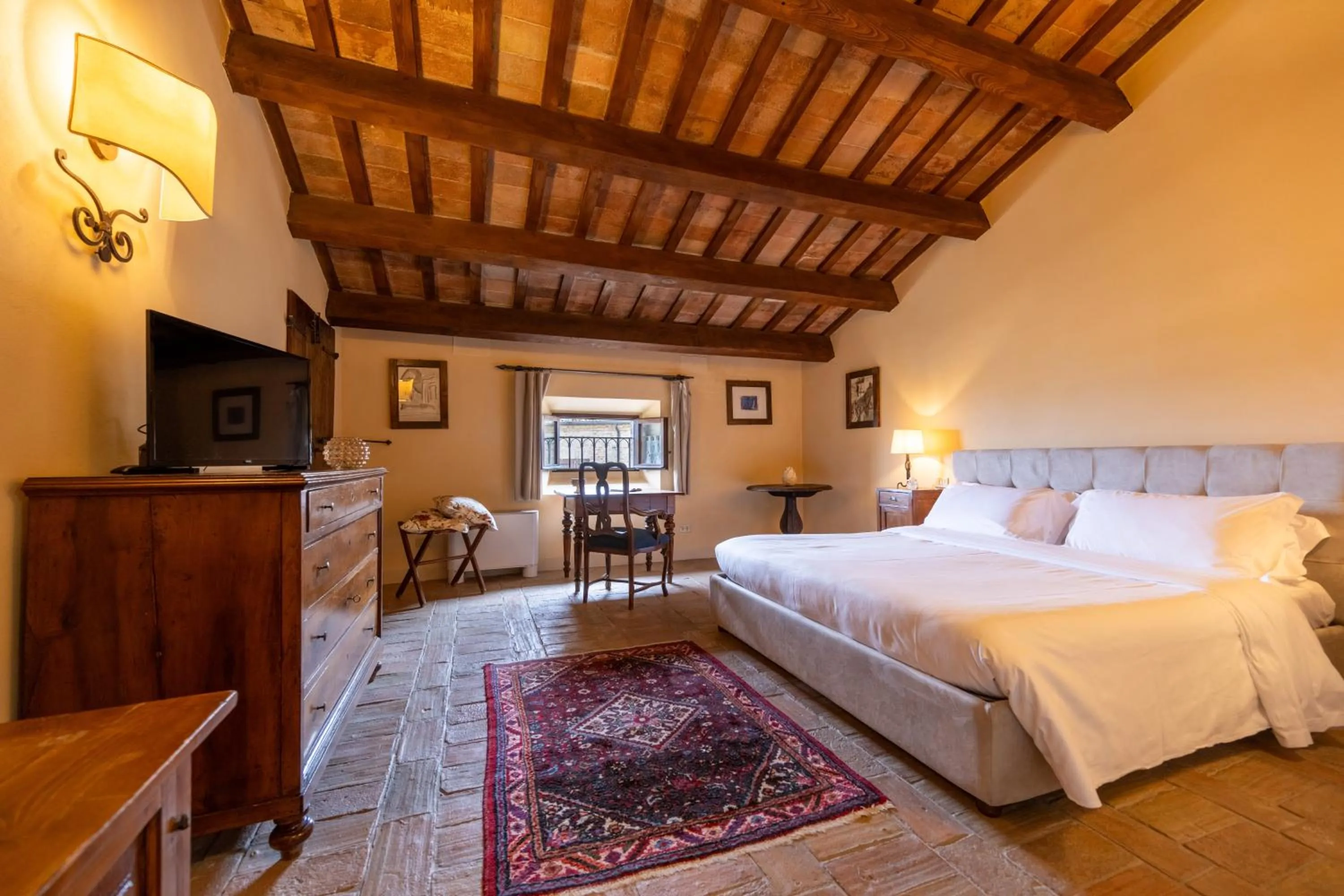 Photo of the whole room, Bed in Palazzo Viviani - Castello di Montegridolfo