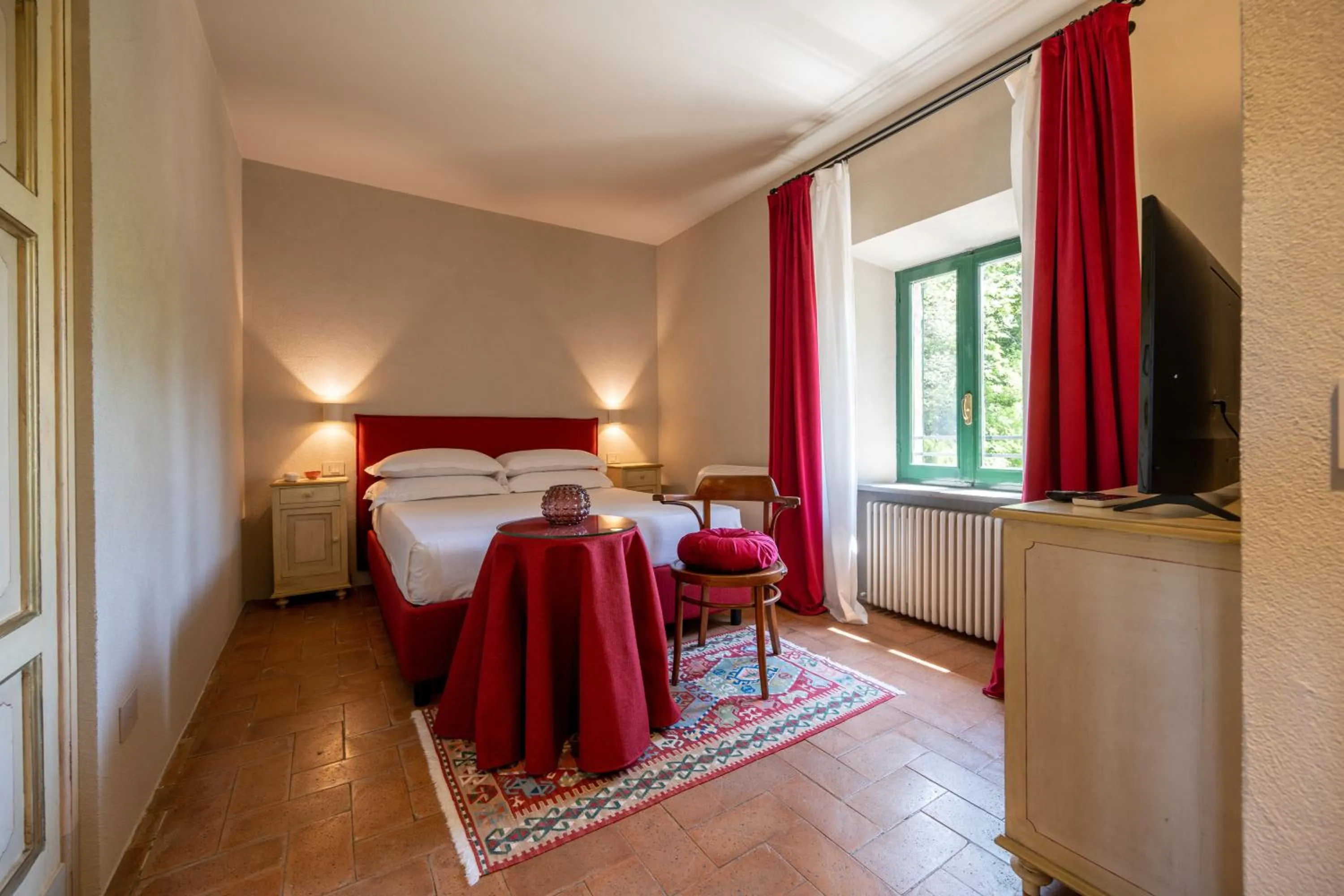 Photo of the whole room, Bed in Palazzo Viviani - Castello di Montegridolfo