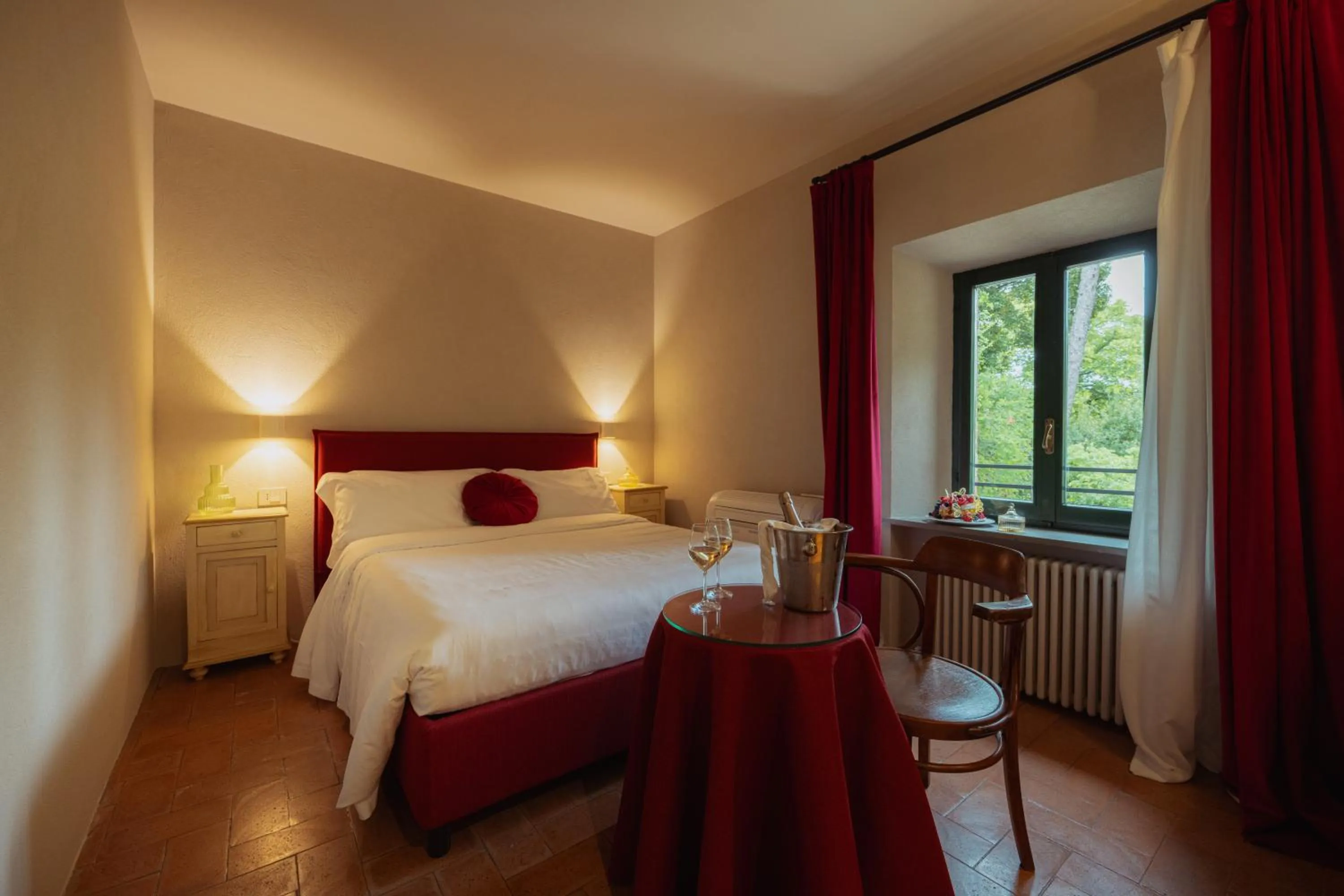 Photo of the whole room, Bed in Palazzo Viviani - Castello di Montegridolfo