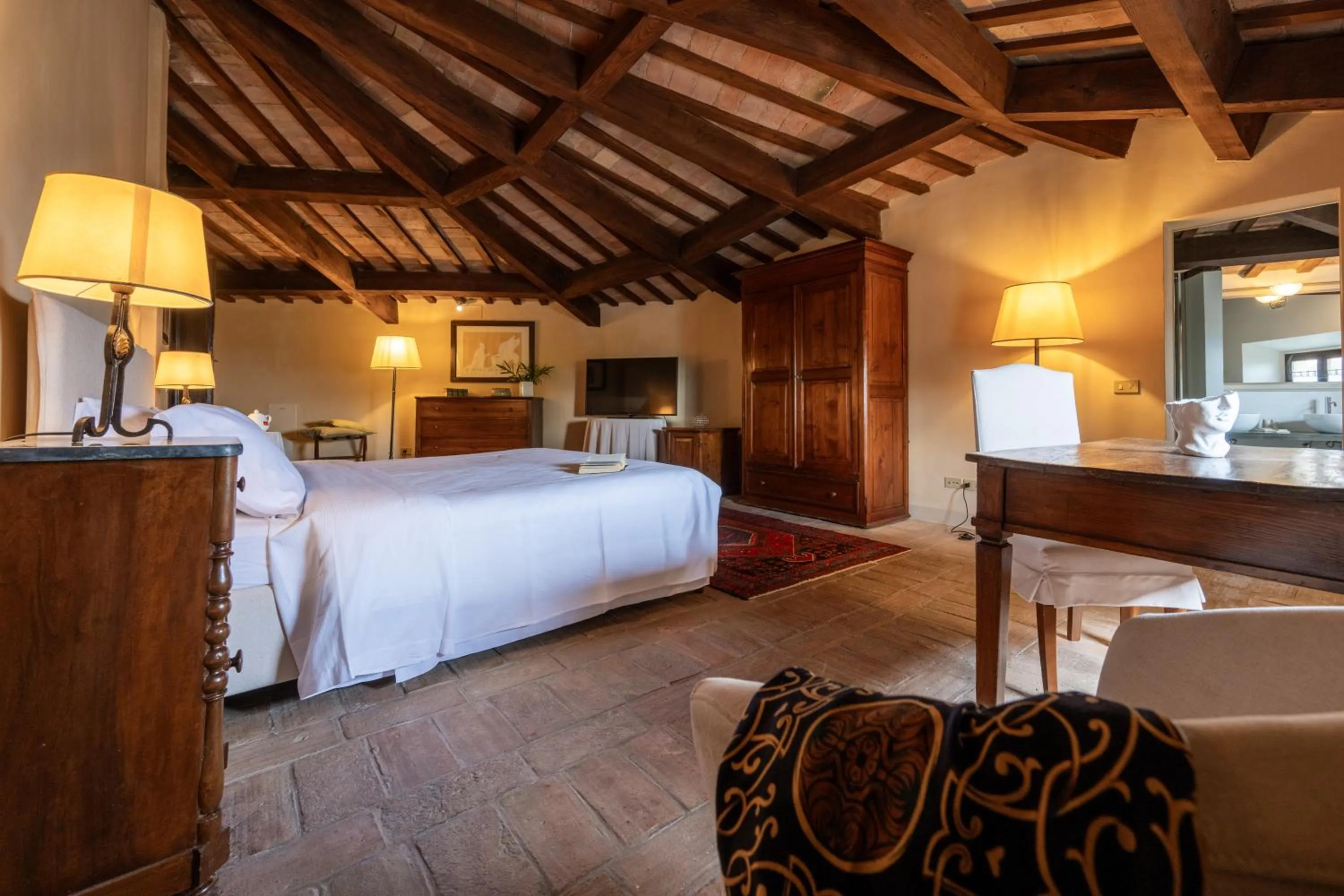 Photo of the whole room, Bed in Palazzo Viviani - Castello di Montegridolfo