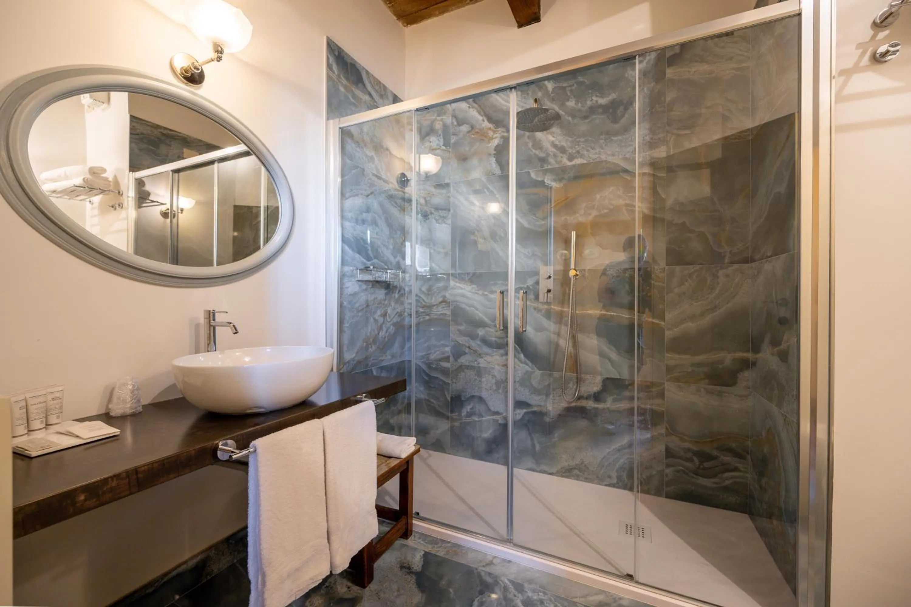 Shower in Palazzo Viviani - Castello di Montegridolfo