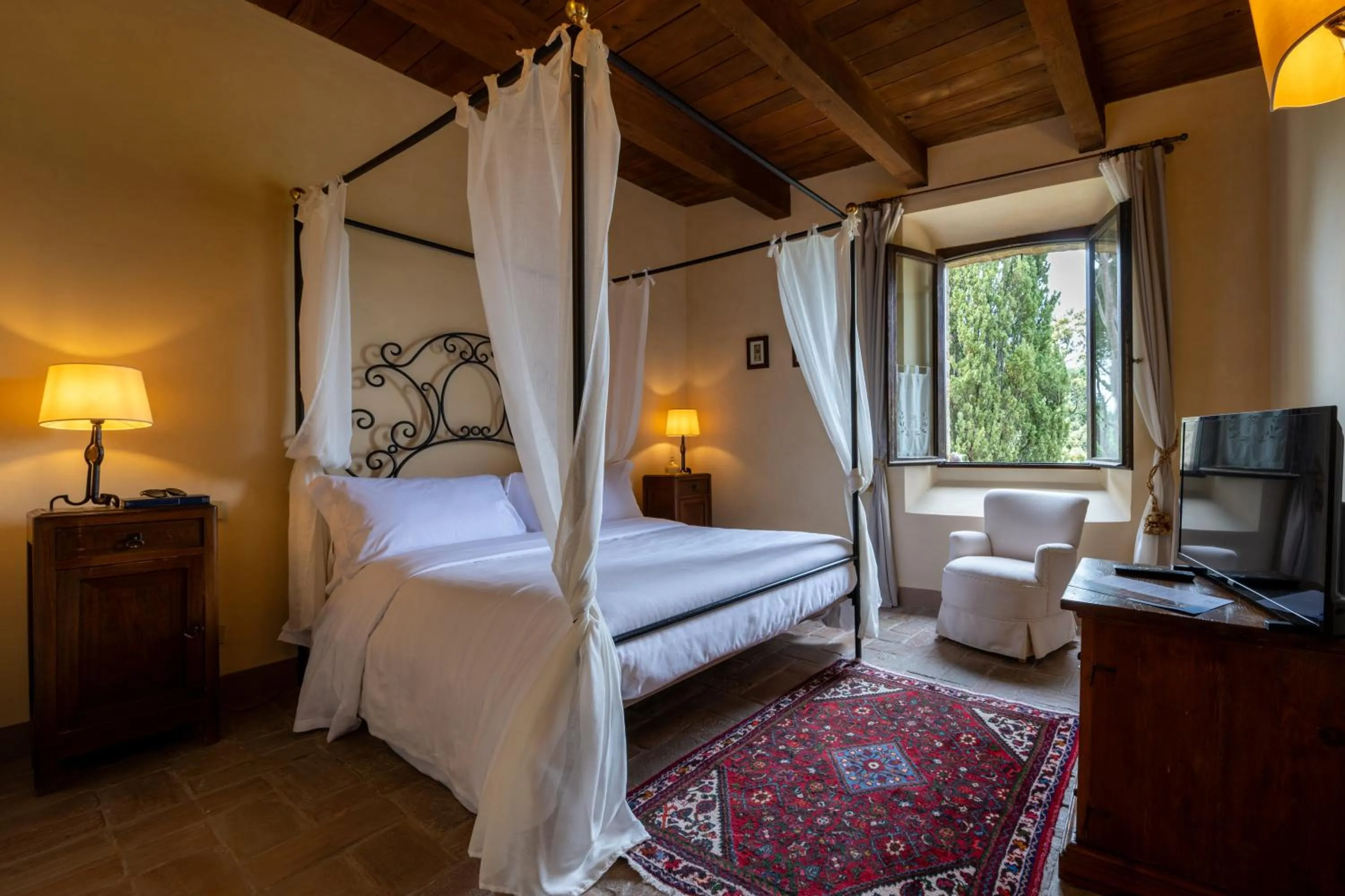 Photo of the whole room, Bed in Palazzo Viviani - Castello di Montegridolfo