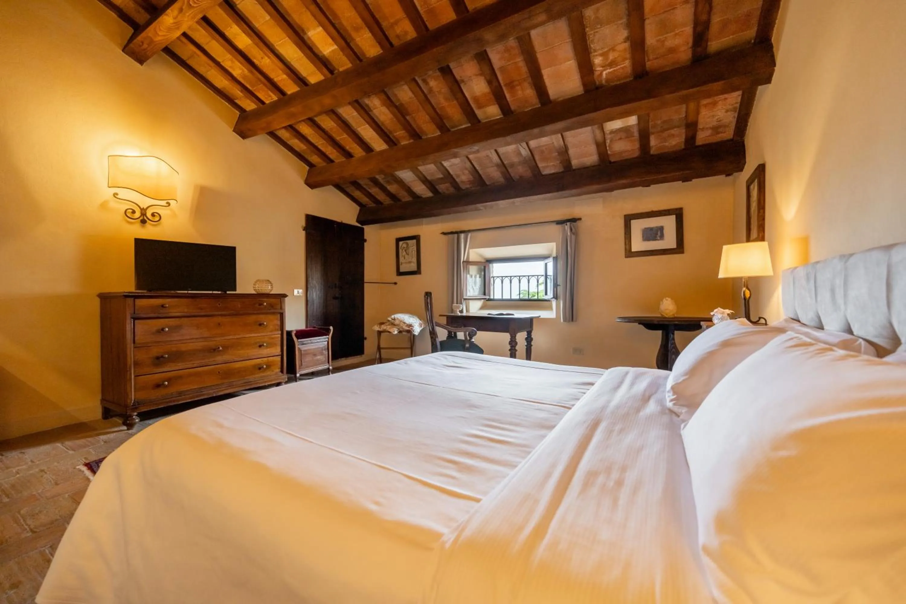 Bedroom, Bed in Palazzo Viviani - Castello di Montegridolfo