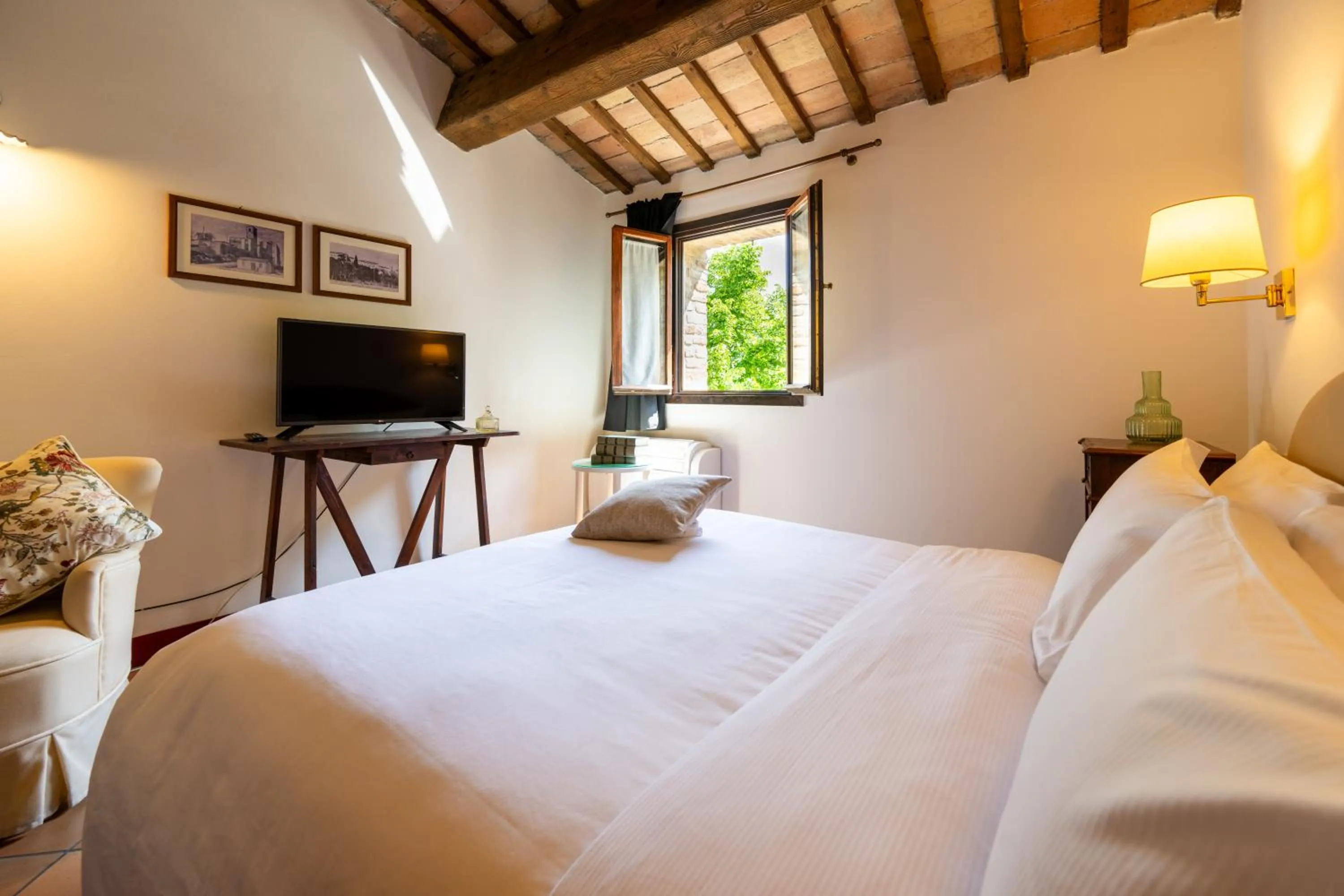 Bedroom, Bed in Palazzo Viviani - Castello di Montegridolfo