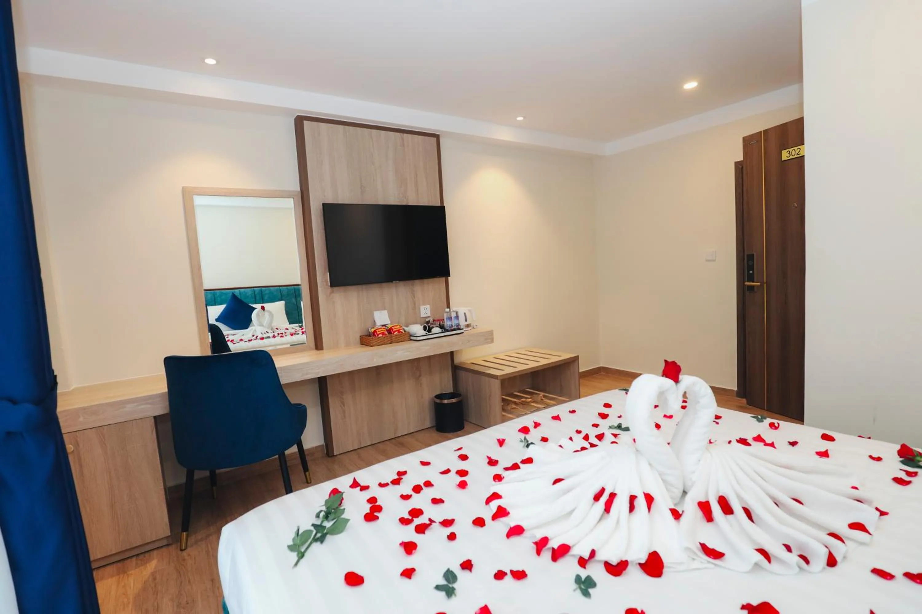 Communal lounge/ TV room, Bed in SANDALS FLORA HOTEL